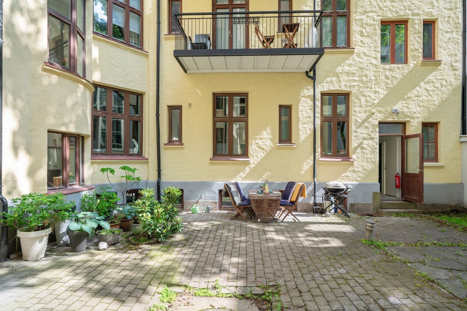 Sameiet har en hyggelig felles bakgård med enkel tilgang via bakdøren. Selgers nåværende møbler og beplantning skal/blir fjernet Galleribilde