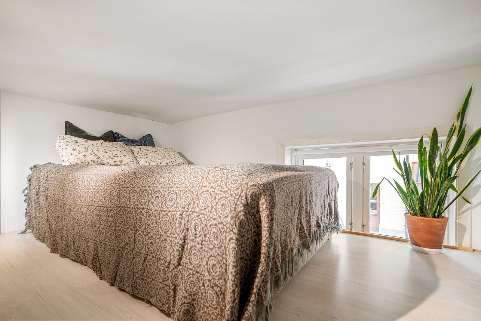 Nå fungerer det meget bra som sengeplass og at det er ekstra møblement under Galleribilde