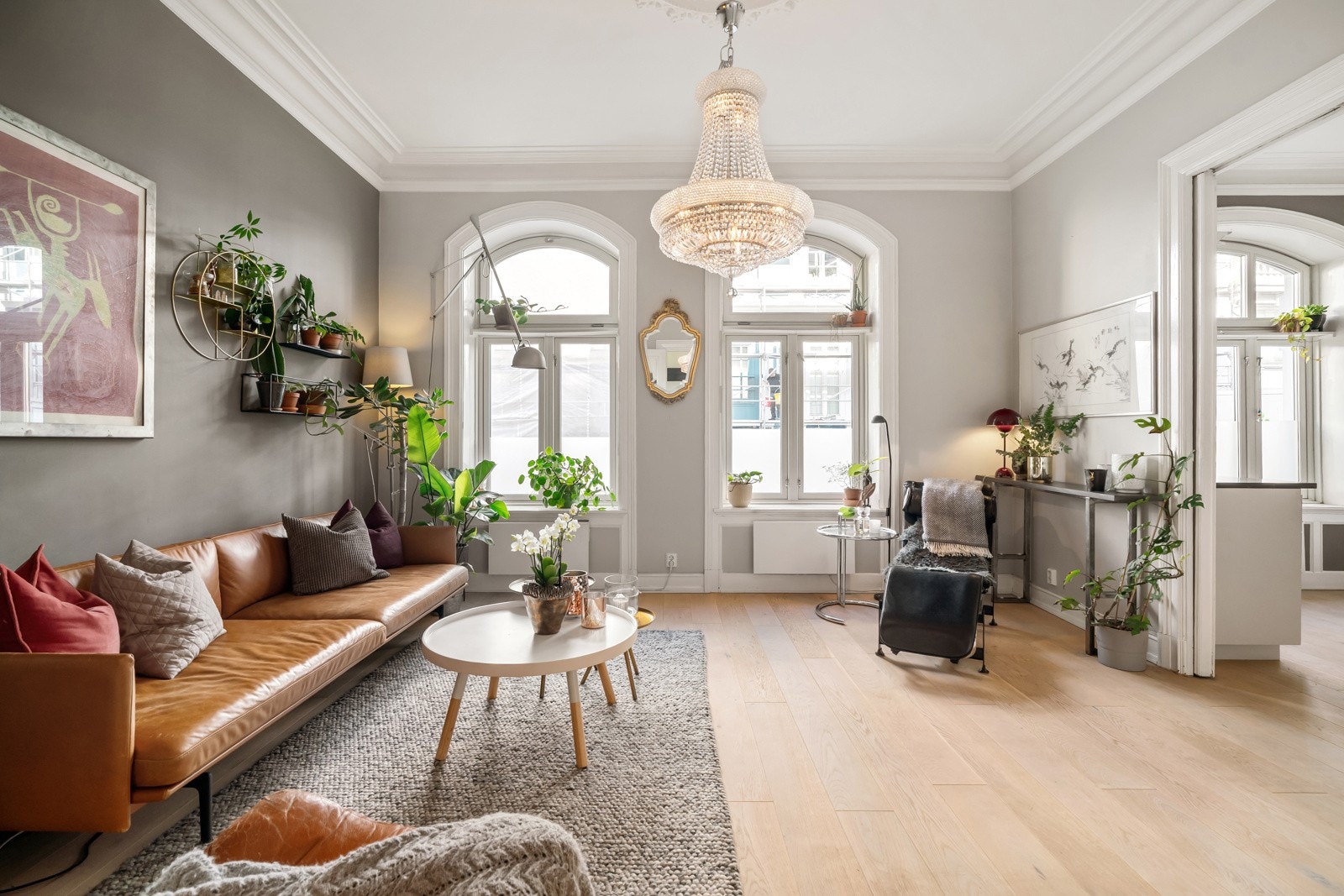 Det er store vindusflater for rikelig med naturlig lysinnslipp Galleribilde