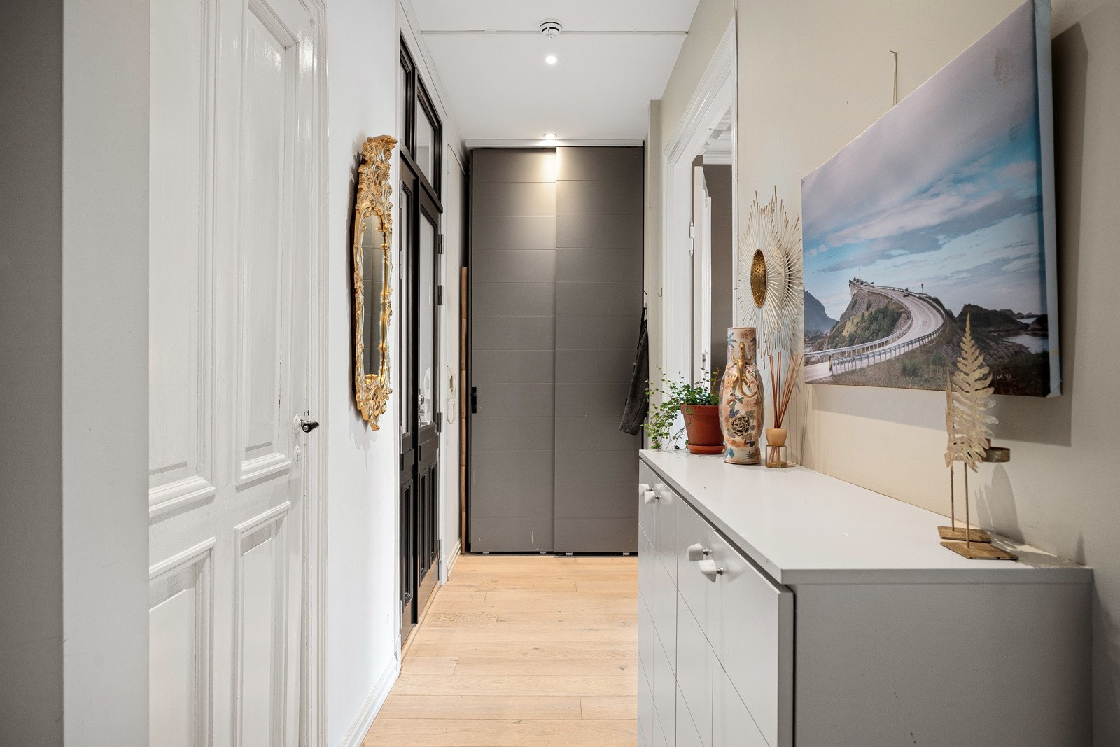 Her får du et godt førsteinntrykk av det fine parkettgulvet og videre mot stuen Galleribilde