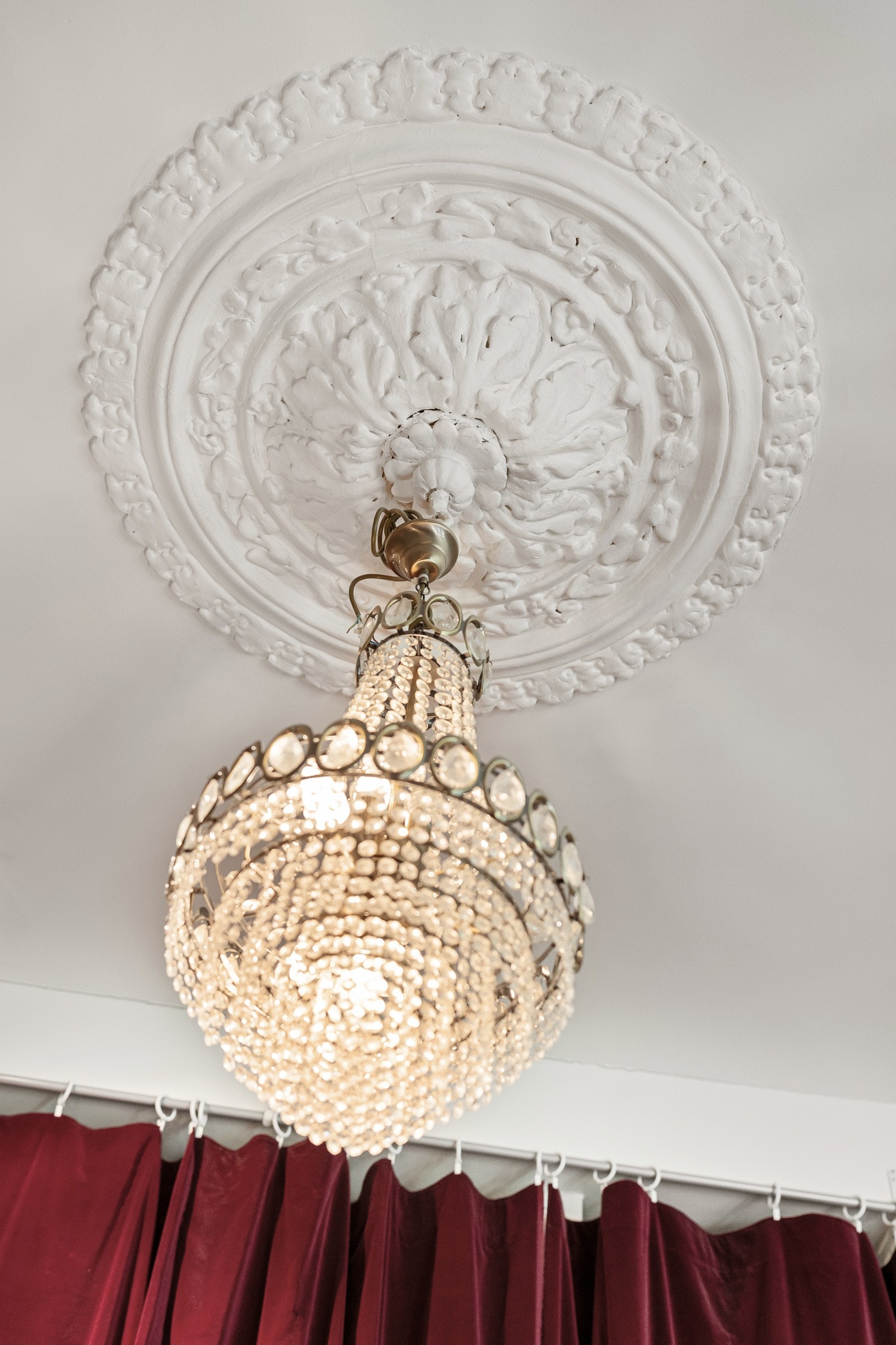 Det er generøs takhøyde og rommet er utsmykket med rosett Galleribilde