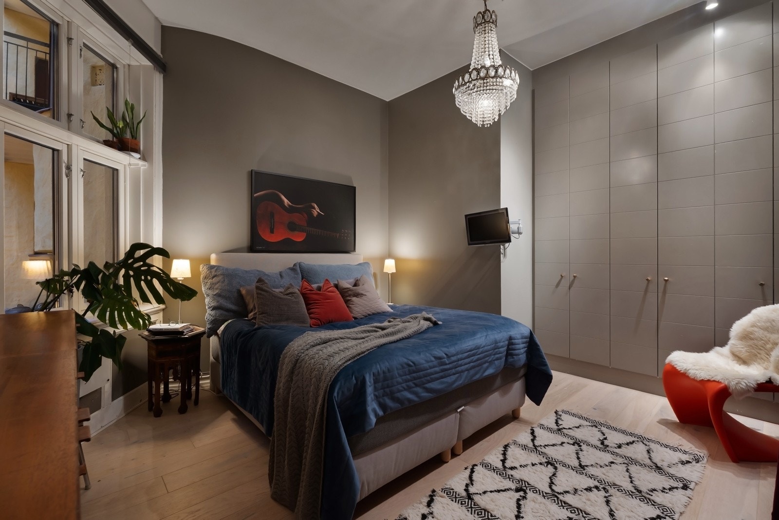 Hovedsoverommet er av god størrelse og har rikelig med lagringsplass i romslige garderober Galleribilde