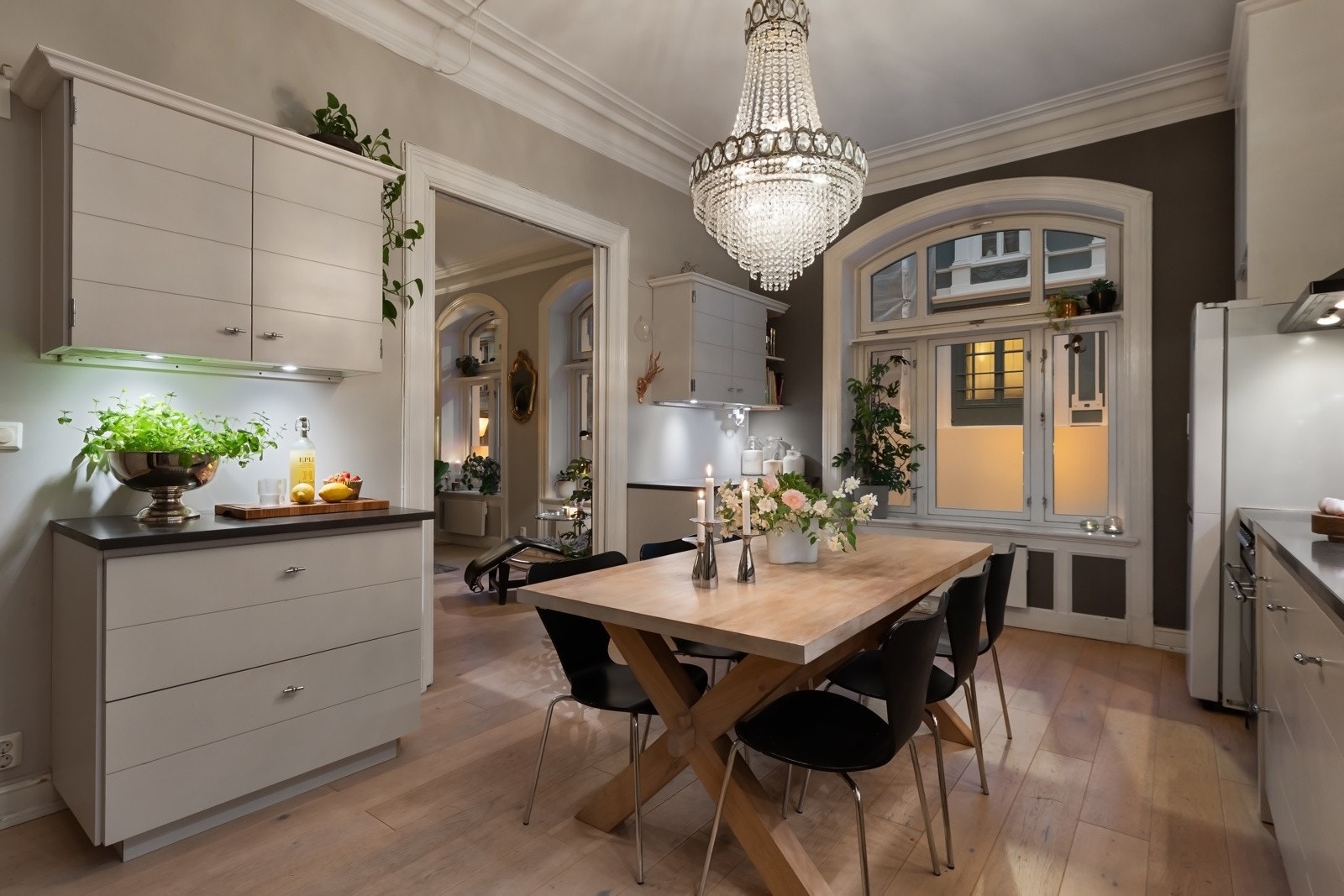 Det ble montert opp i 2016 og supplert med høye overskap med glassdør fra Kvik i 2017 Galleribilde