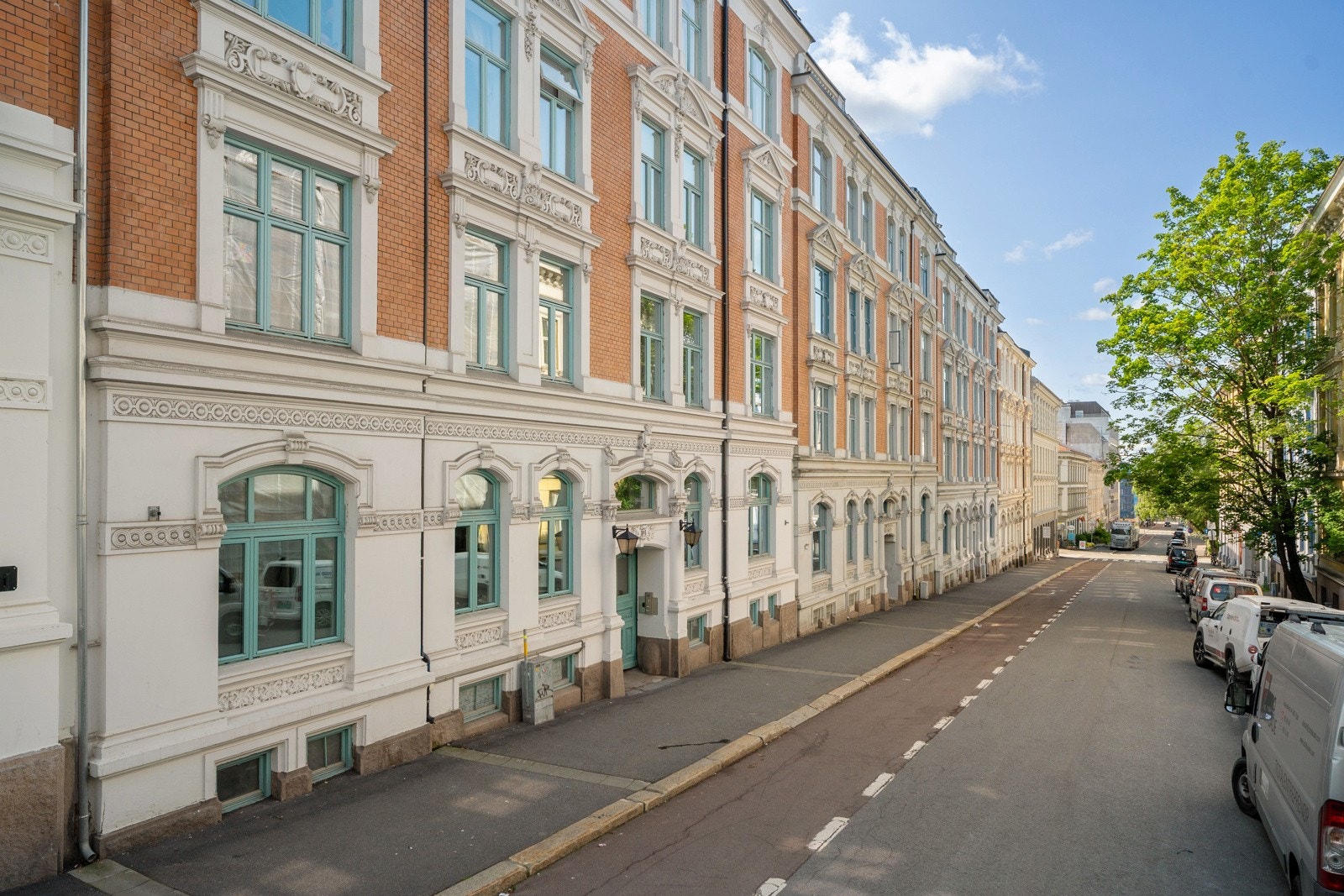 Samtidig som boligen ligger tilbaketrukket og rolig til i grønne omgivelser Galleribilde