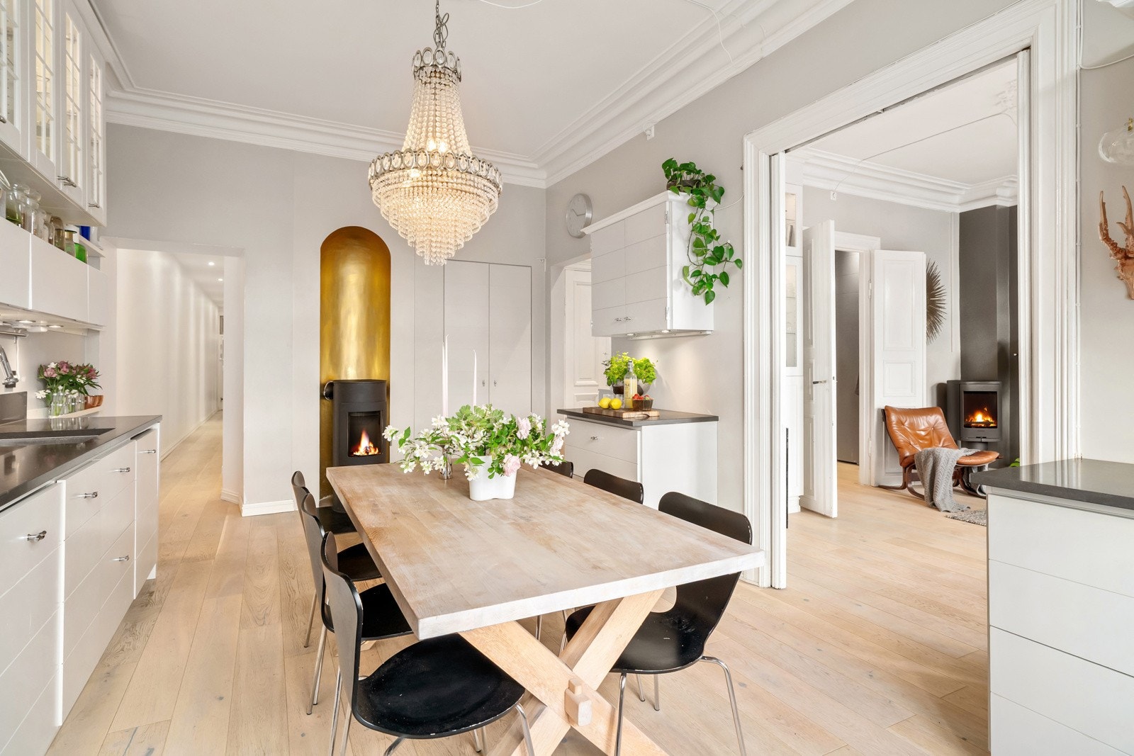 God plass til stort spisebord og en lekker peisovn sørger for varme og atmosfære Galleribilde