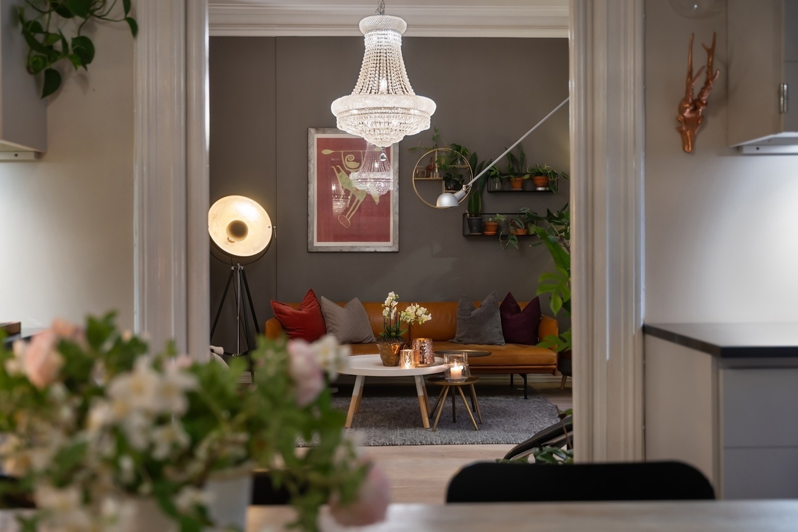 Det er enstavs parkett og stuen er malt i en flott palett Galleribilde