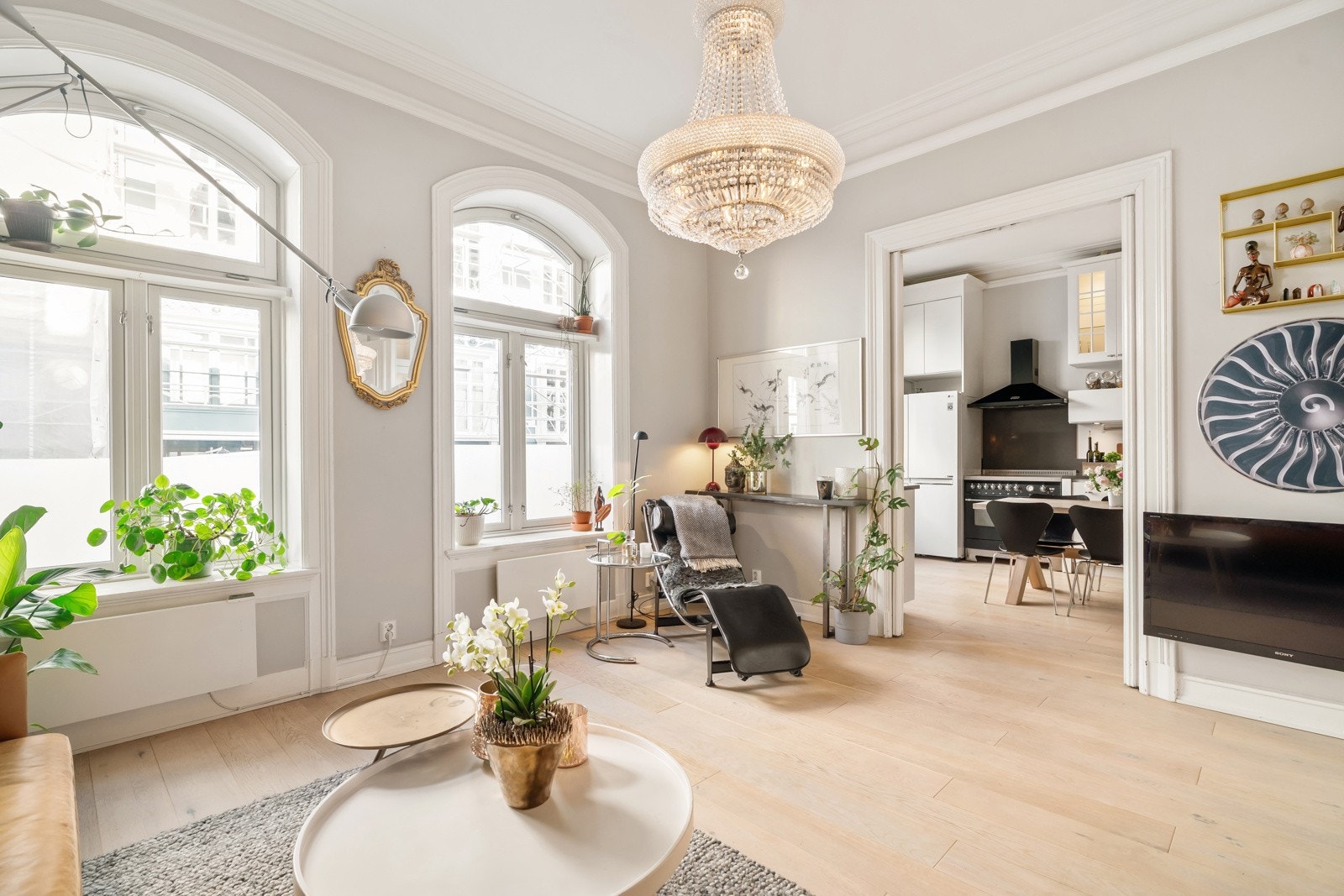 ?Stue og spisestue i rekke med 3,11m takhøyde Galleribilde