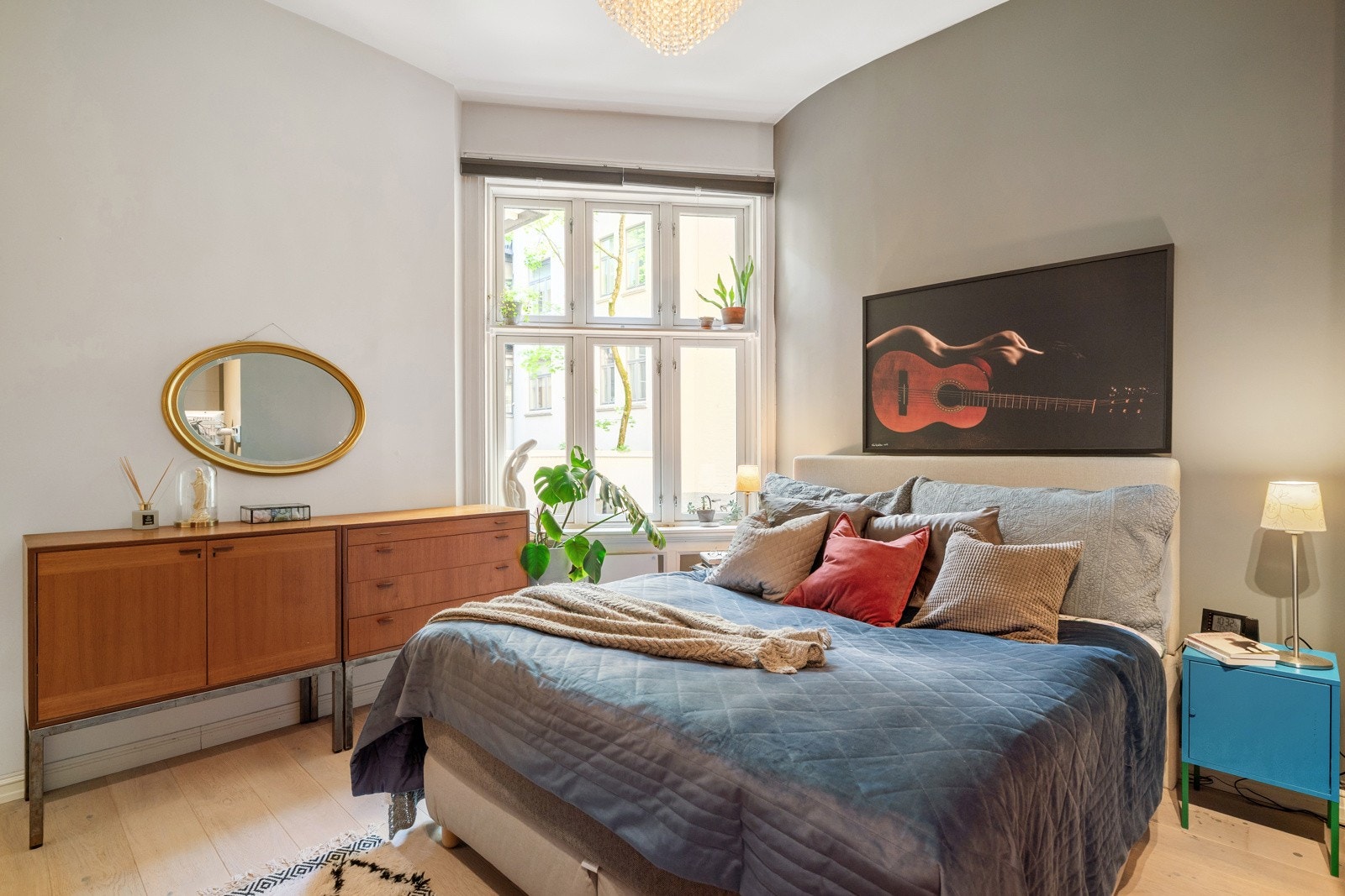 Det er god plass til stor dobbeltseng med tilhørende møblement og et stort vindu sørger for rikelig med naturlig lysinnslipp Galleribilde