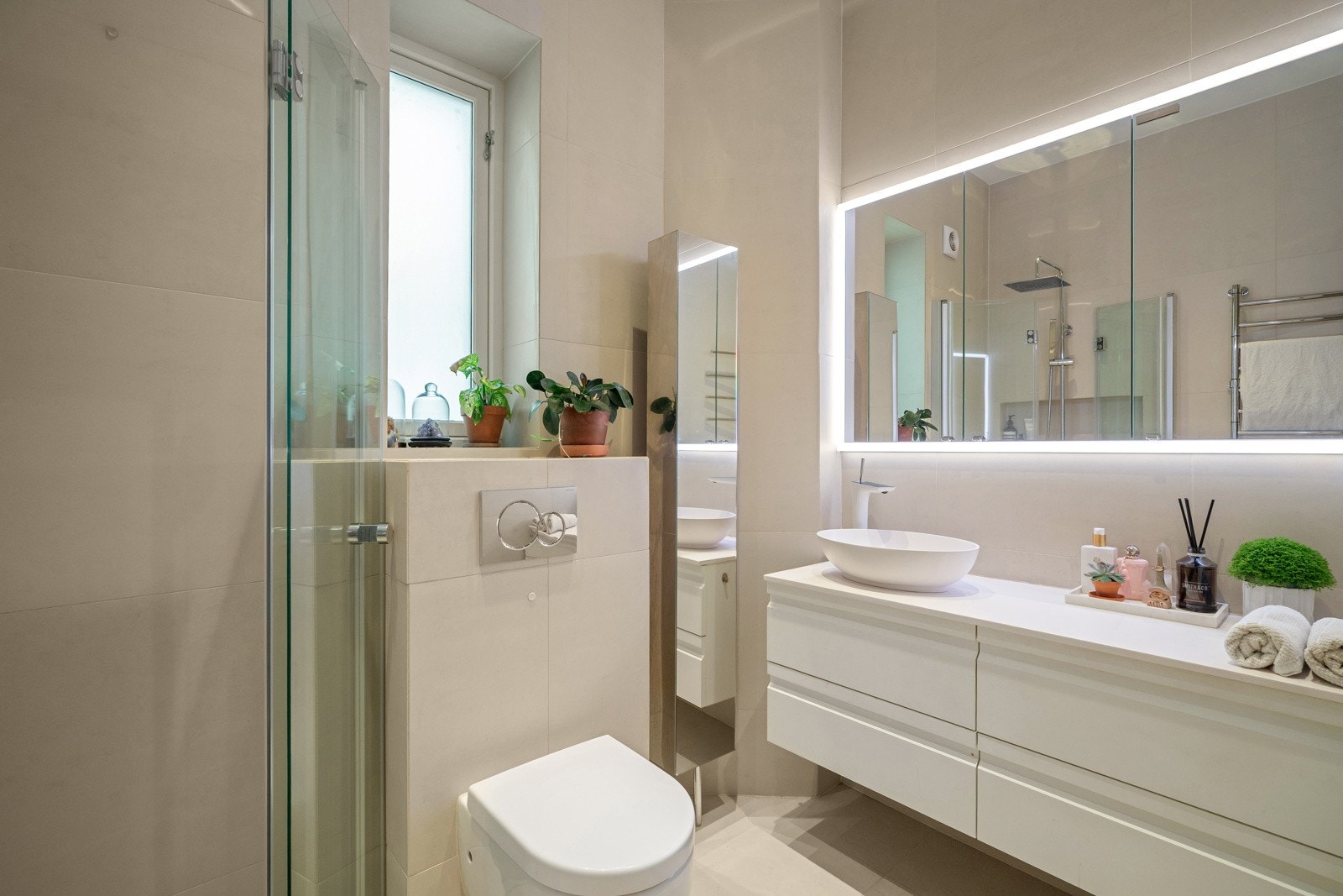 Det er av fin størrelse og inneholder et pent dusjhjørne med rennesluk og regnfallsdusj Galleribilde