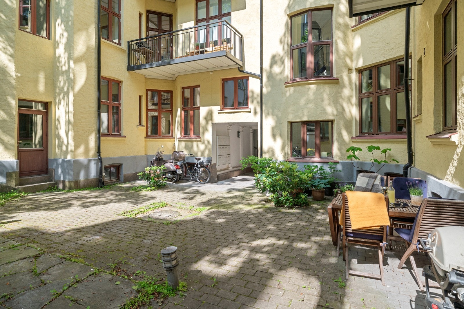 Det er planer om en forskjønning av fellesarealet i bakgården, og det skal diskuteres i kommende sameiemøte Galleribilde