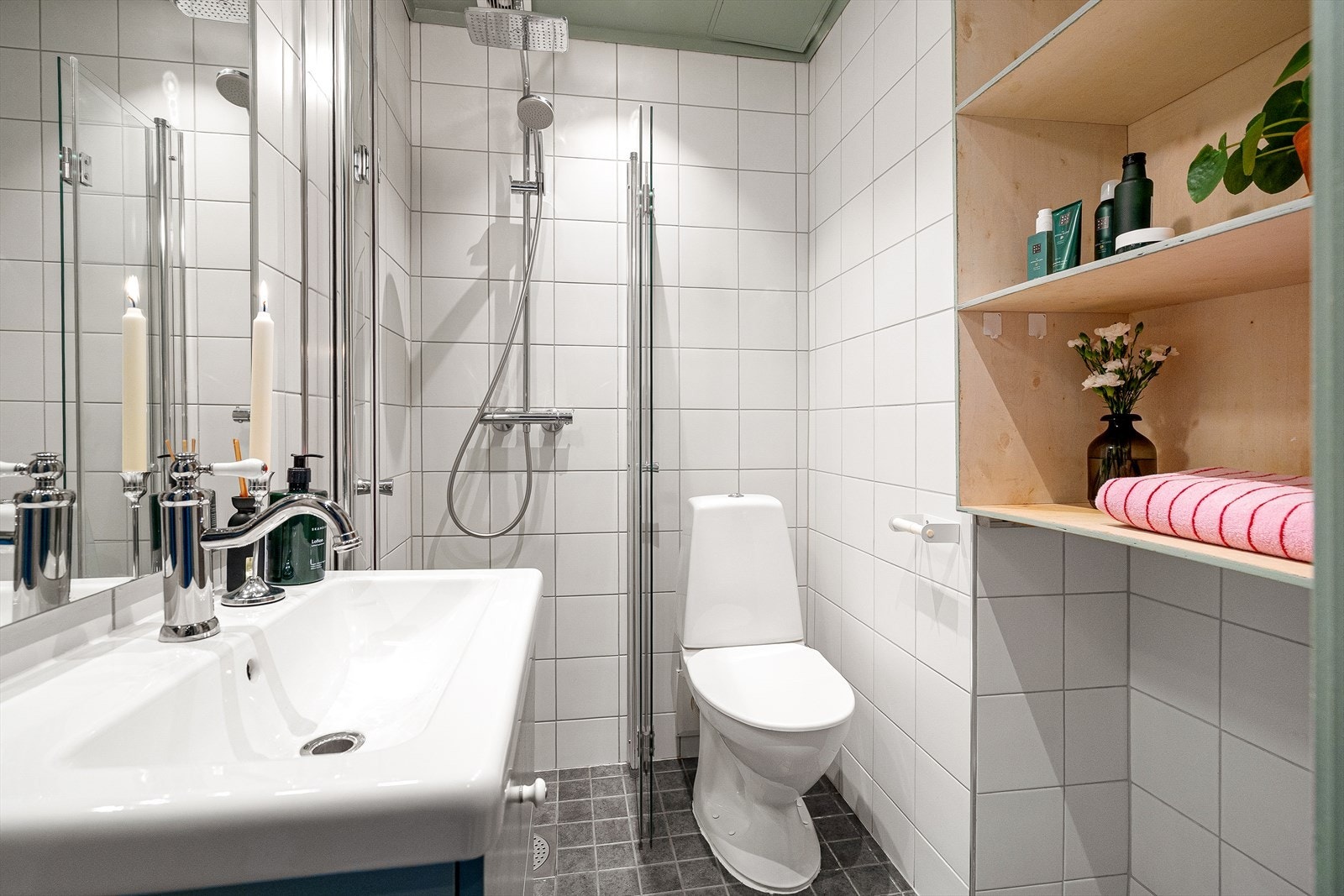 Pent flislagt bad med gulvvarme. Galleribilde