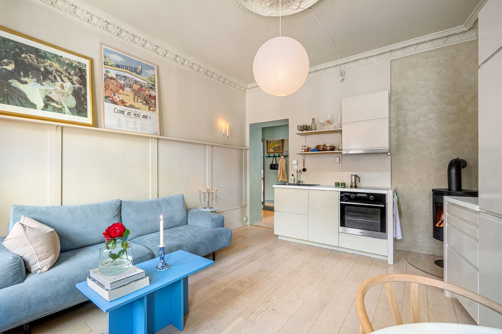 Åpen stue og kjøkken med god plass til både sofa og spisebord. Galleribilde