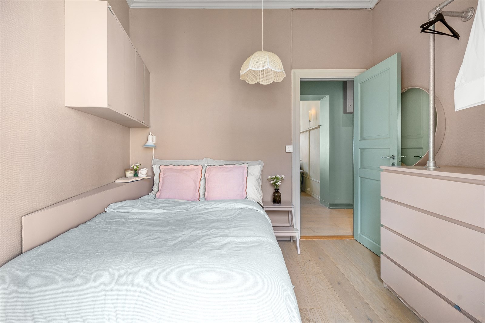 Her er det plass til en dobbeltseng og kommode/garderobeløsning. Galleribilde