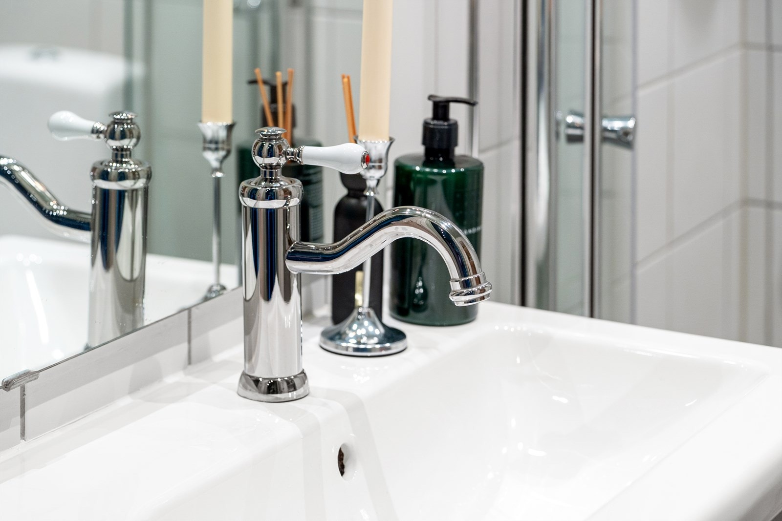 Det er de små gjennomgående detaljene som feks klassiske blandebatterier som gjør denne leiligheten spesiell! Galleribilde