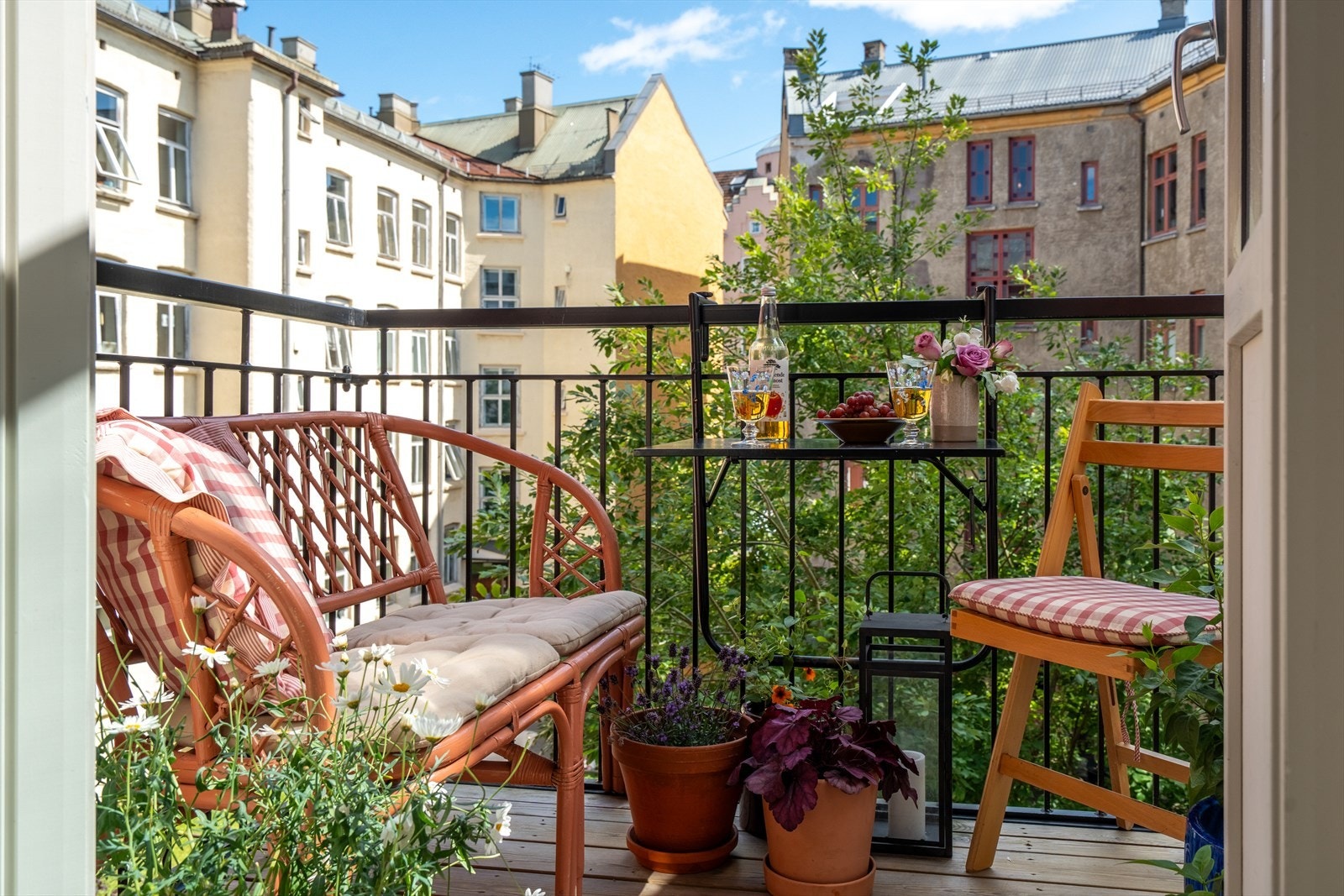 Balkongen er ca. 3 kvm med plass til bord og stoler. Galleribilde