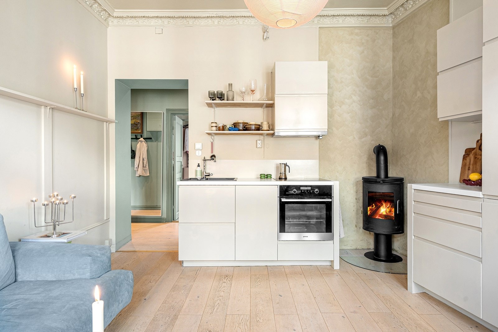 Moderne kjøkkeninnredning med integrerte hvitevarer (også oppvaskmaskin). Galleribilde