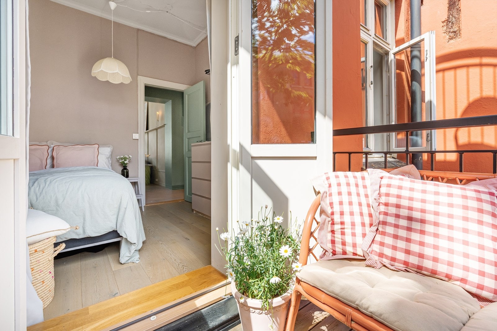 Hovedsoverommet som vender mot bakgården har direkte utgang til en solrik balkong. Galleribilde