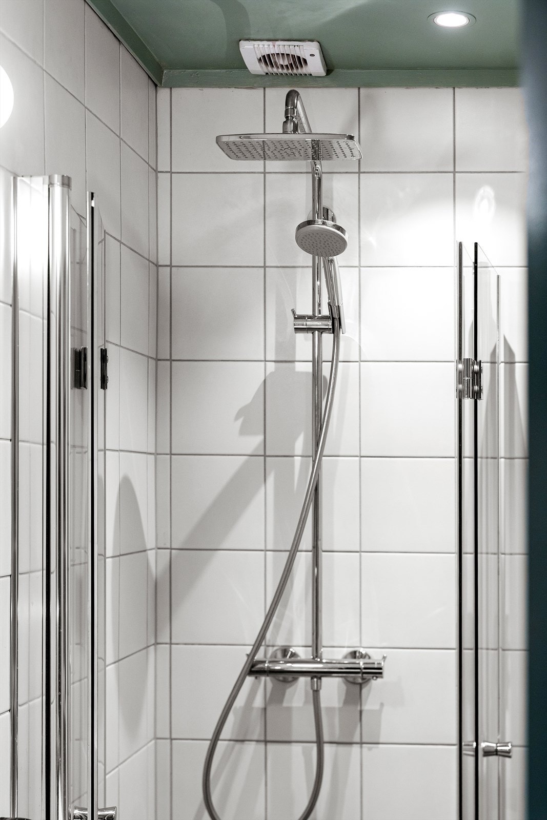 Badet er utstyrt med veggmontert WC, dusjnisje med inn-utadslående dusjvegger, servant med ettgreps blandebatteri i innredning og opplegg for vaskemaskin. Galleribilde