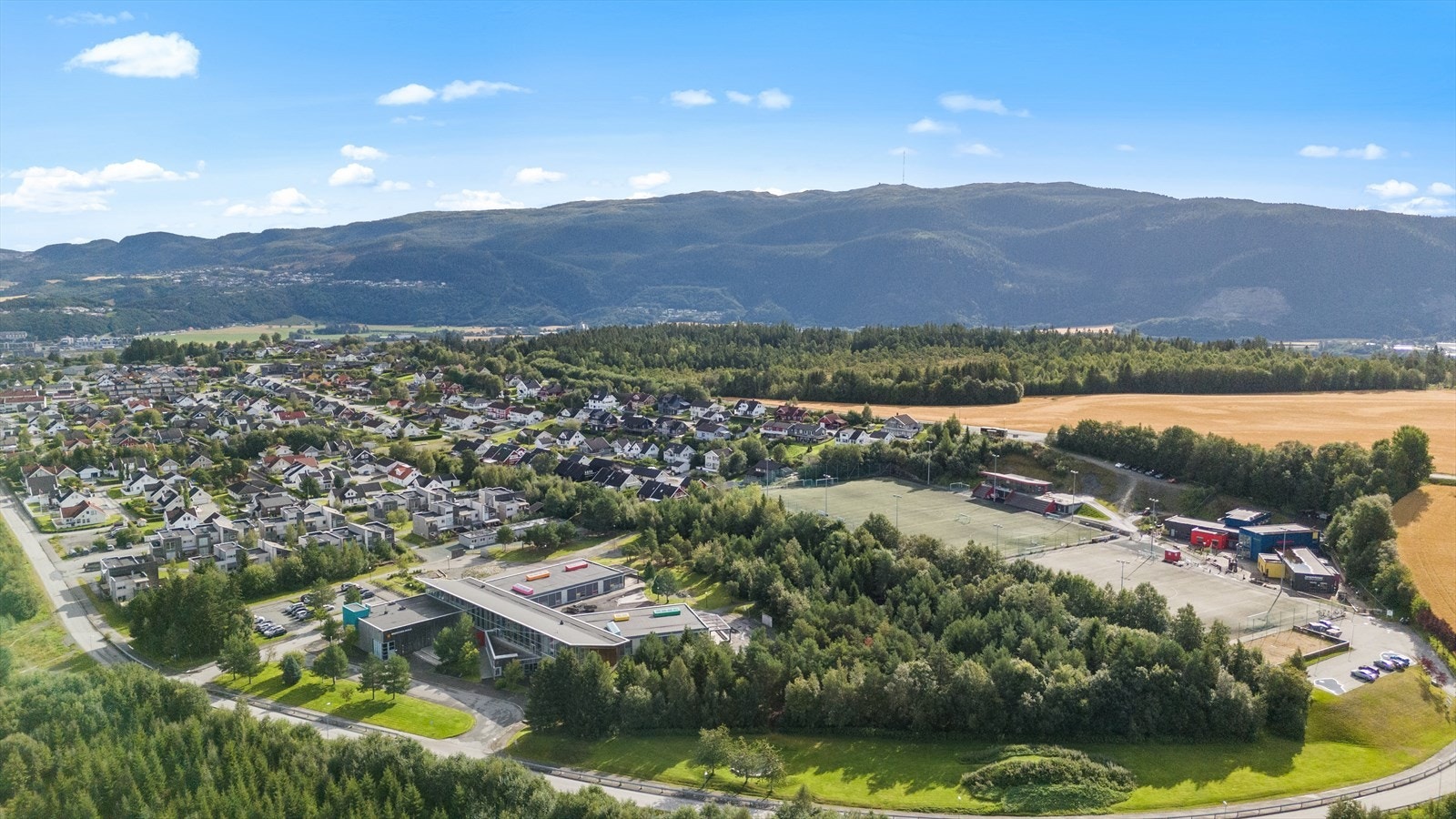 Områdebilde - Gangavstand til idrettsbane, skole, barnehage og kollektivtransport Galleribilde