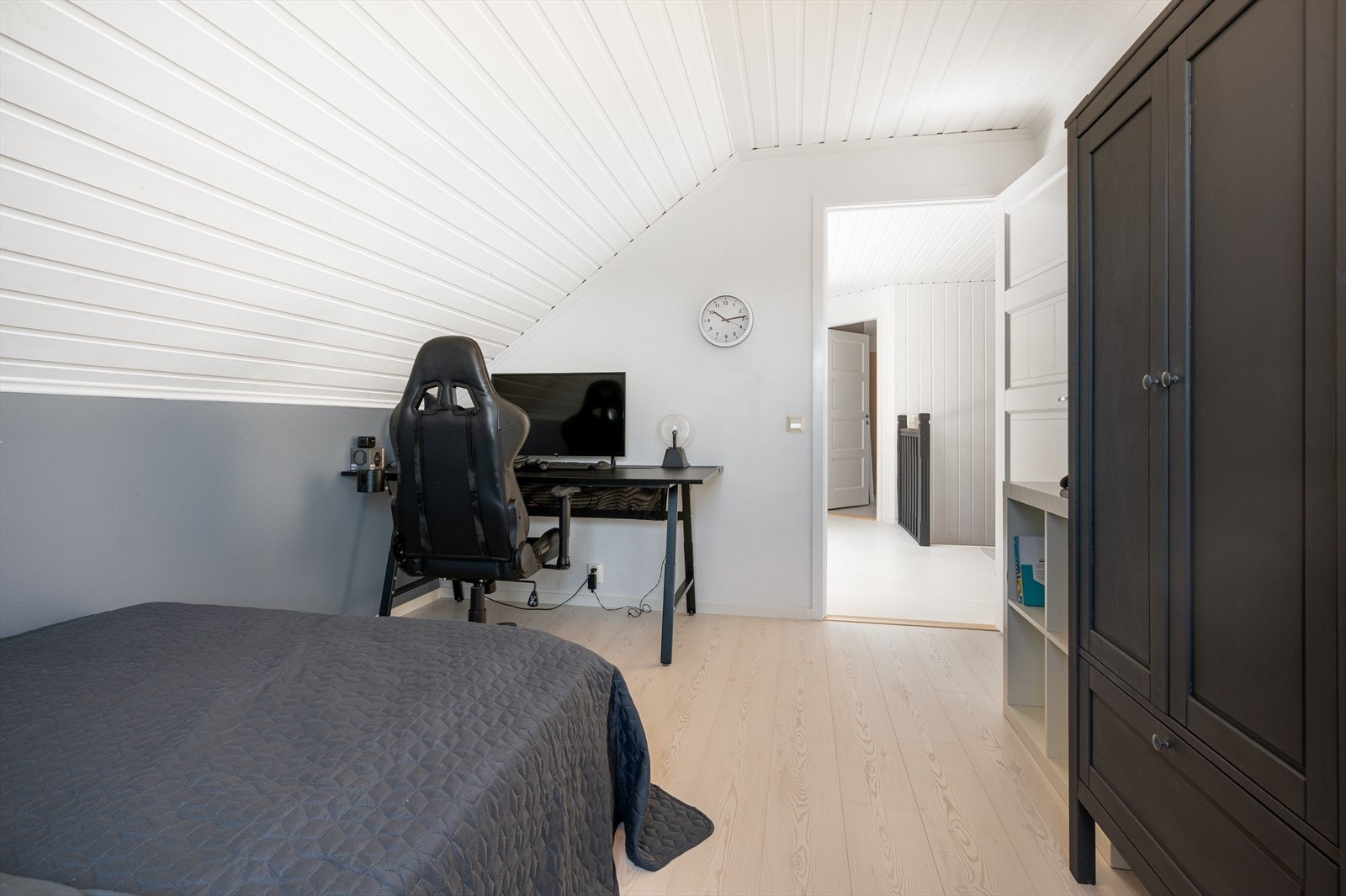 Godt med garderobe og lagring på soverom også Galleribilde
