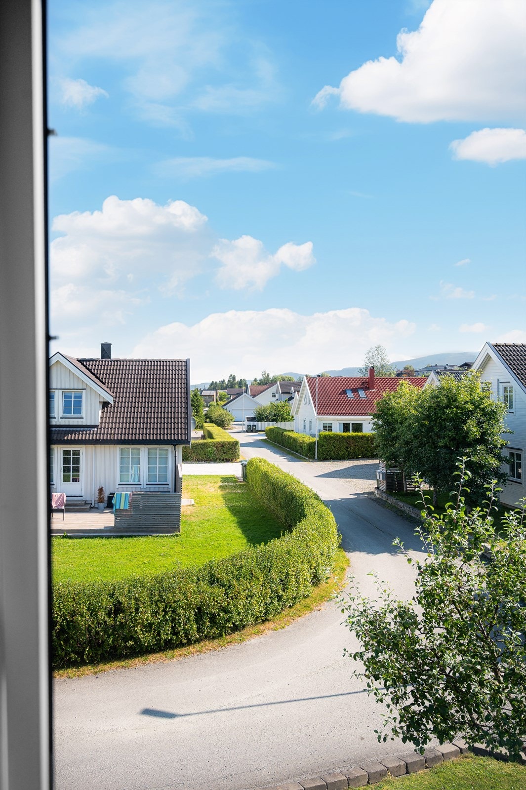 Utsikt mot den rolige og trivelige gata Galleribilde