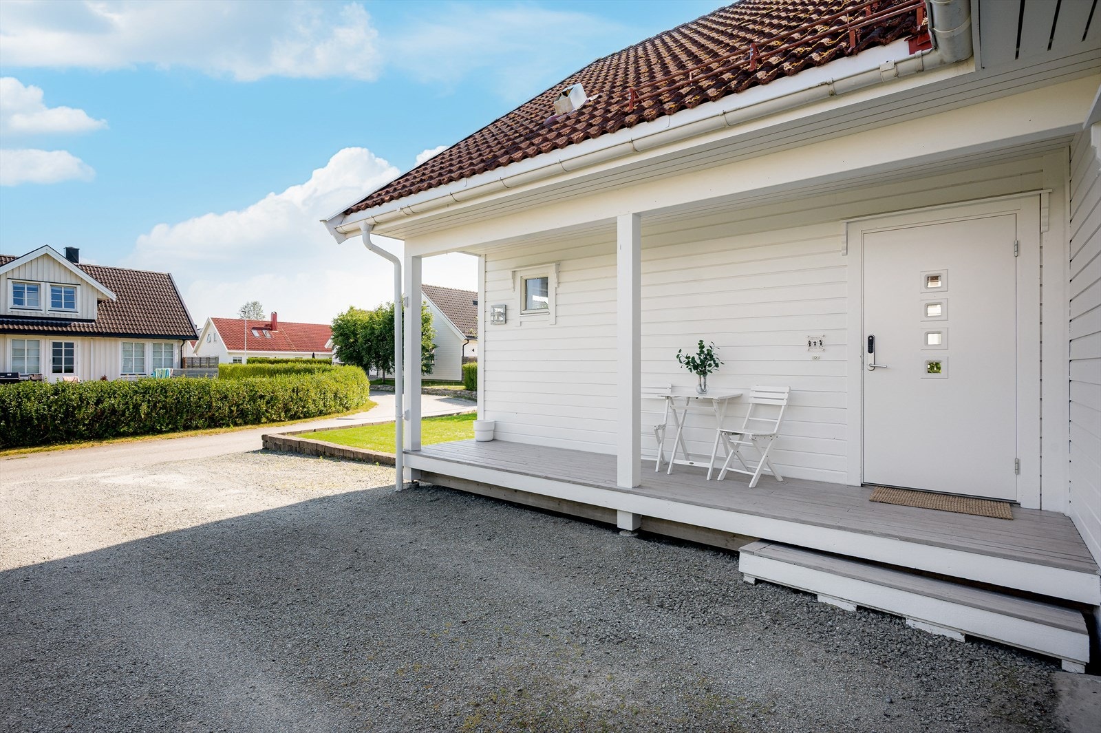 Innbydende inngangsparti med en liten terrasse for å nyte solforholdene hele dagen! Galleribilde