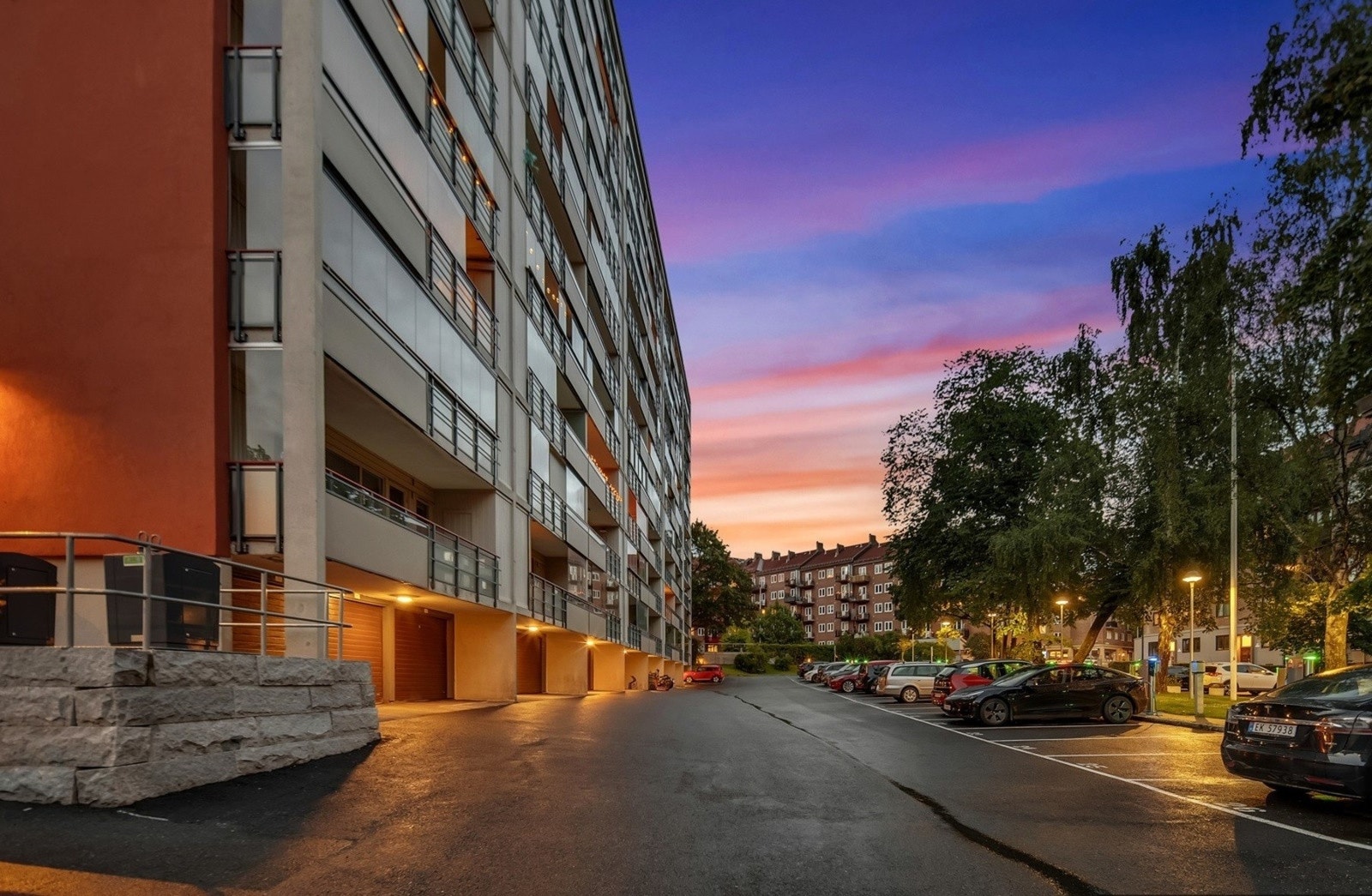 Borettslaget tilbyr både parkeringsplasser og garasjeplasser til utleie. Disse plassene tildeles av styret basert på en venteliste Galleribilde