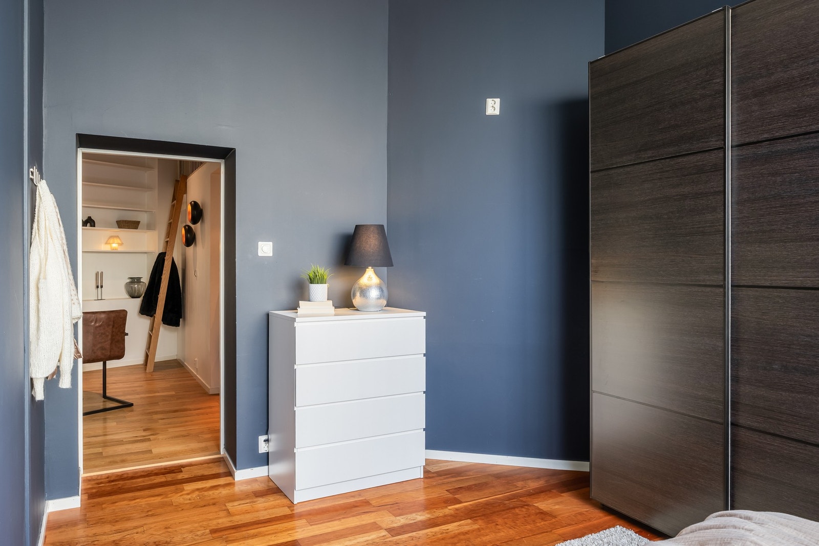 Garderobeskap medfølger handelen. Galleribilde