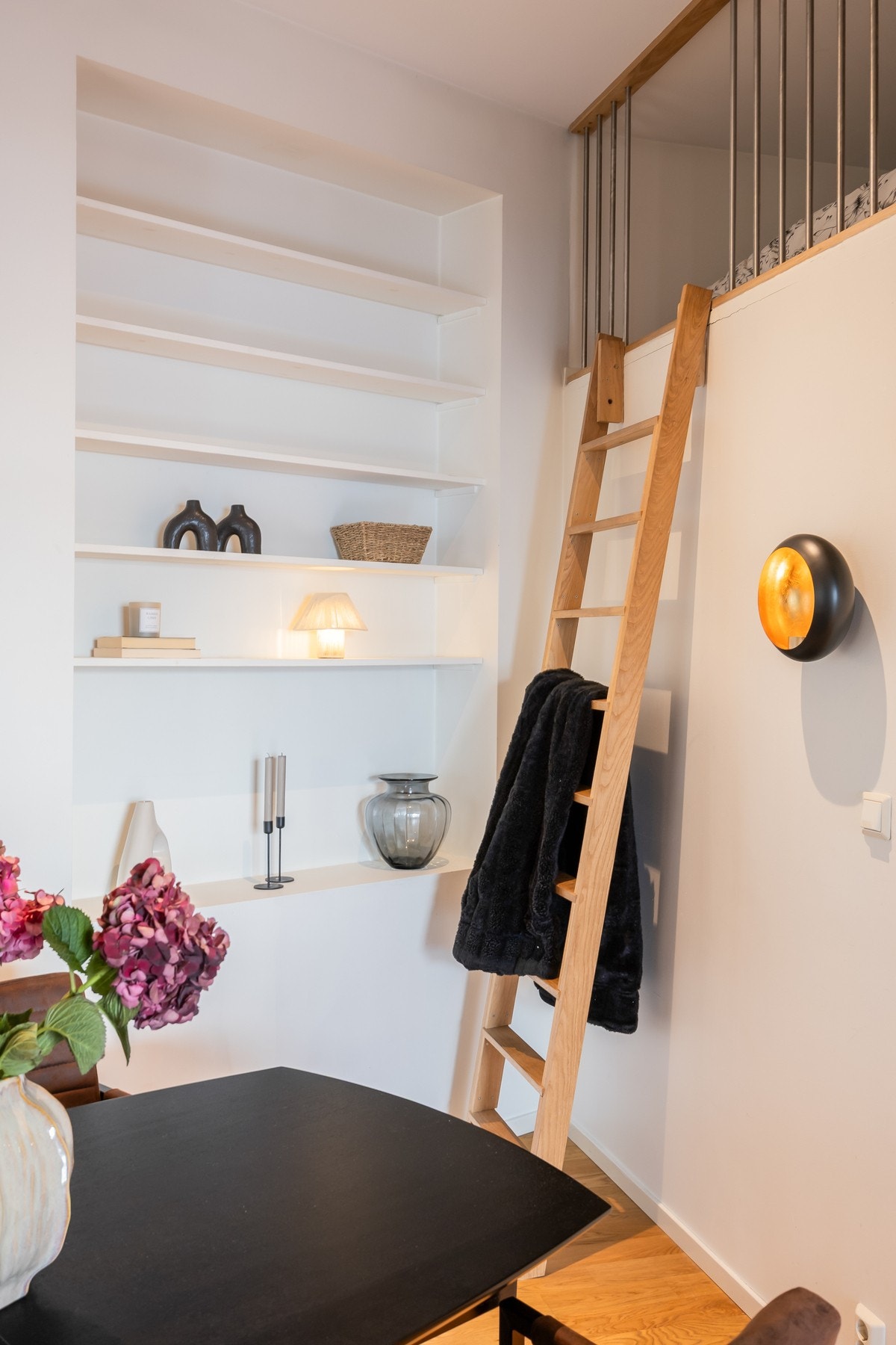 Integrert hyllesystem i vegg. Galleribilde