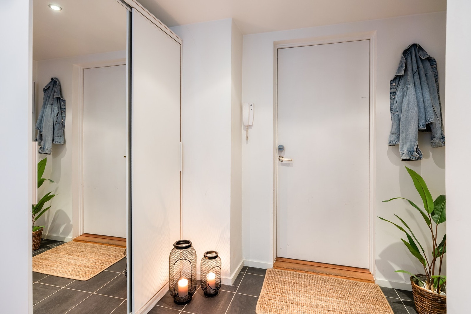 Ytterdør til bygget og leiligheten er oppgradert med smartlås. Galleribilde