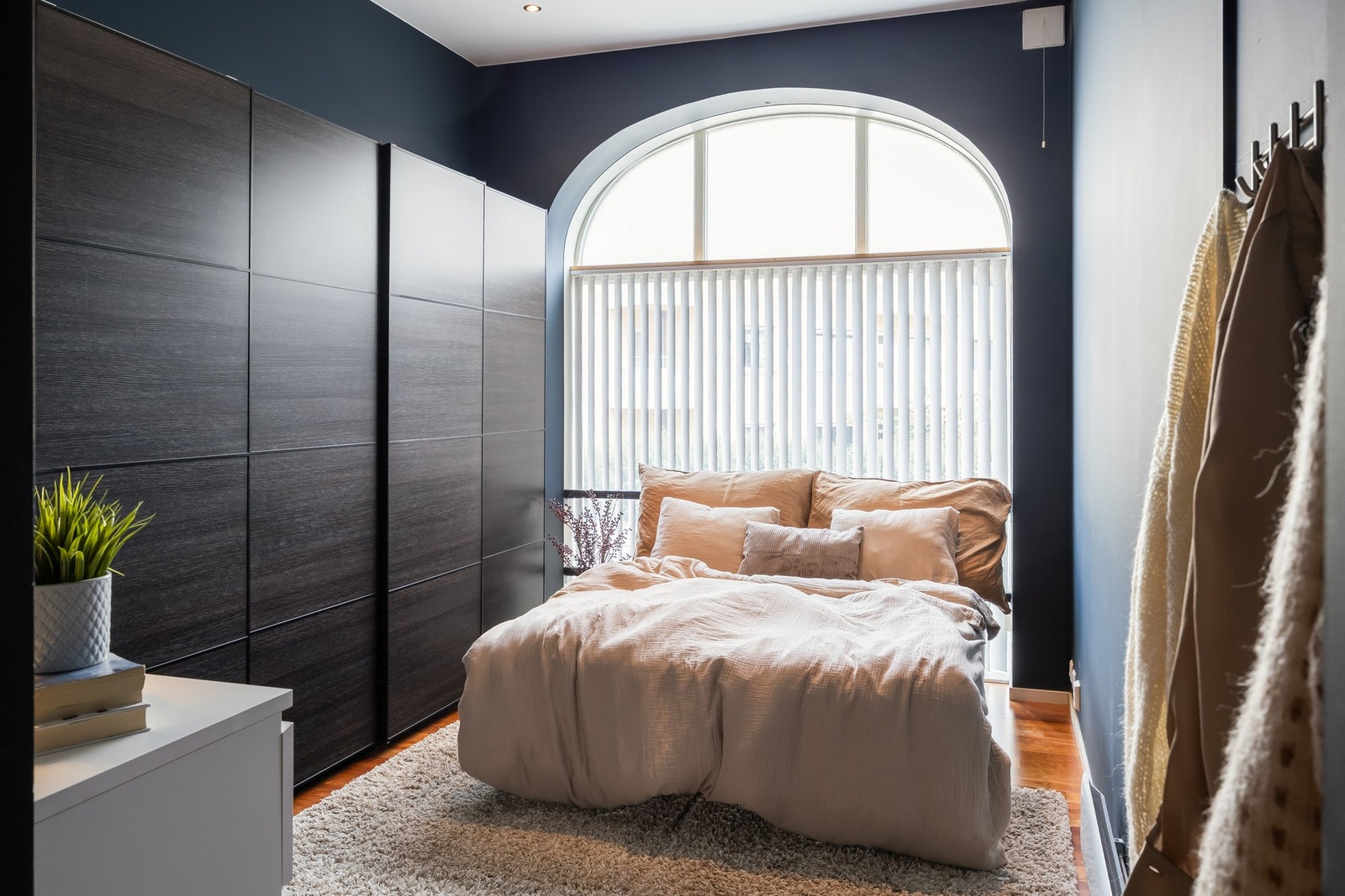 Romslig soverom på 14 kvm med en takhøyde på 315 cm. Galleribilde