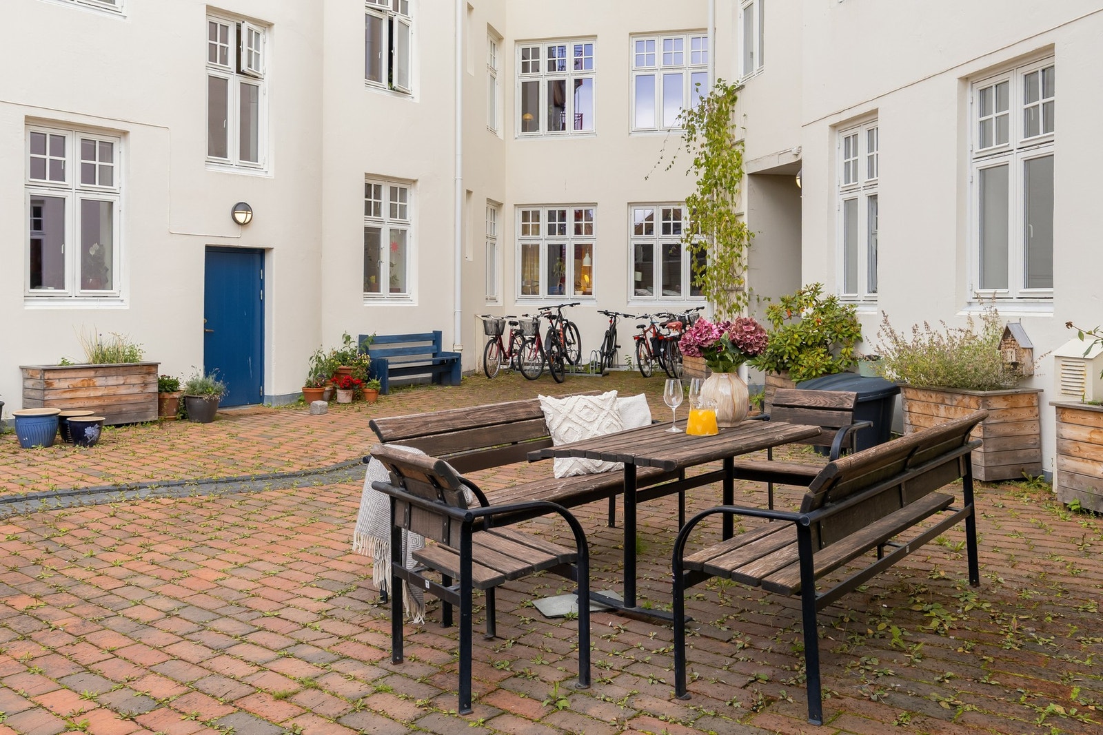 Hyggelig bakgård som er skjermet for støy og innsyn fra gaten. Galleribilde