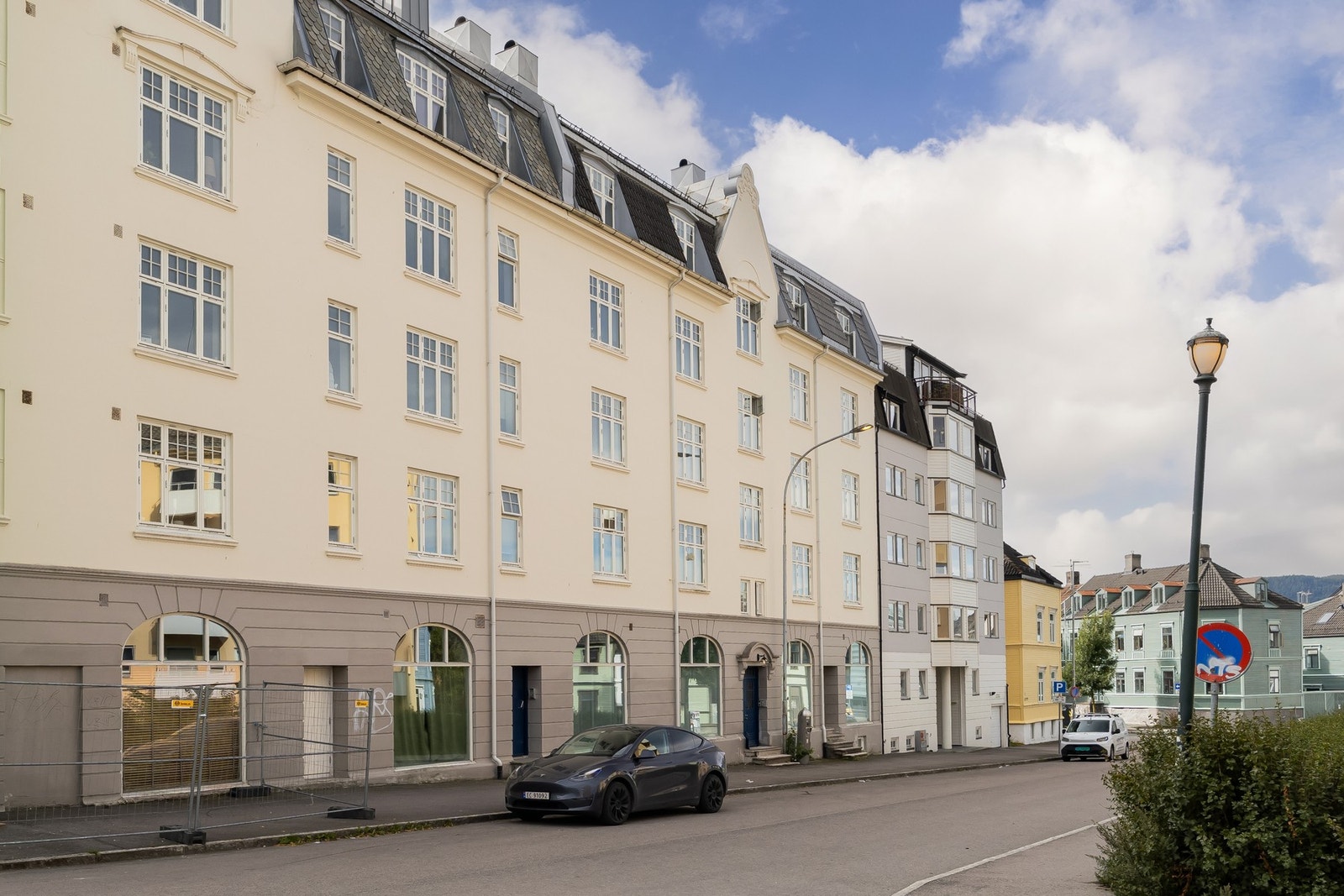 Gode parkeringsmuligheter med soneparkering eller i garasjeanlegget Øvre Møllenberg like ved. Galleribilde