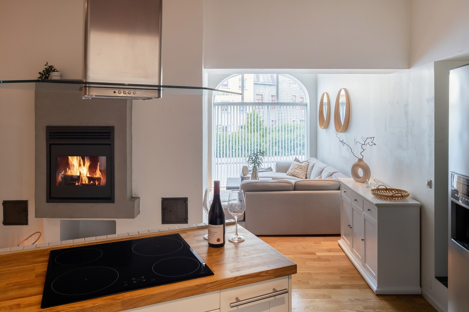 Fellesutgiftene inkluderer "alt" med blant annet kommunale avgifter, internett, avdrag, renter, trappevask, brøyting og drift. Galleribilde