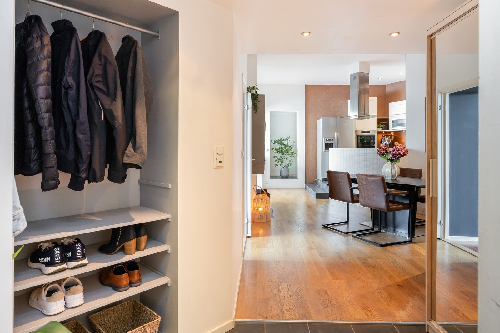 God oppbevaringsplass i gang med skyvedørsgarderobe i tillegg til integrert løsning. Galleribilde