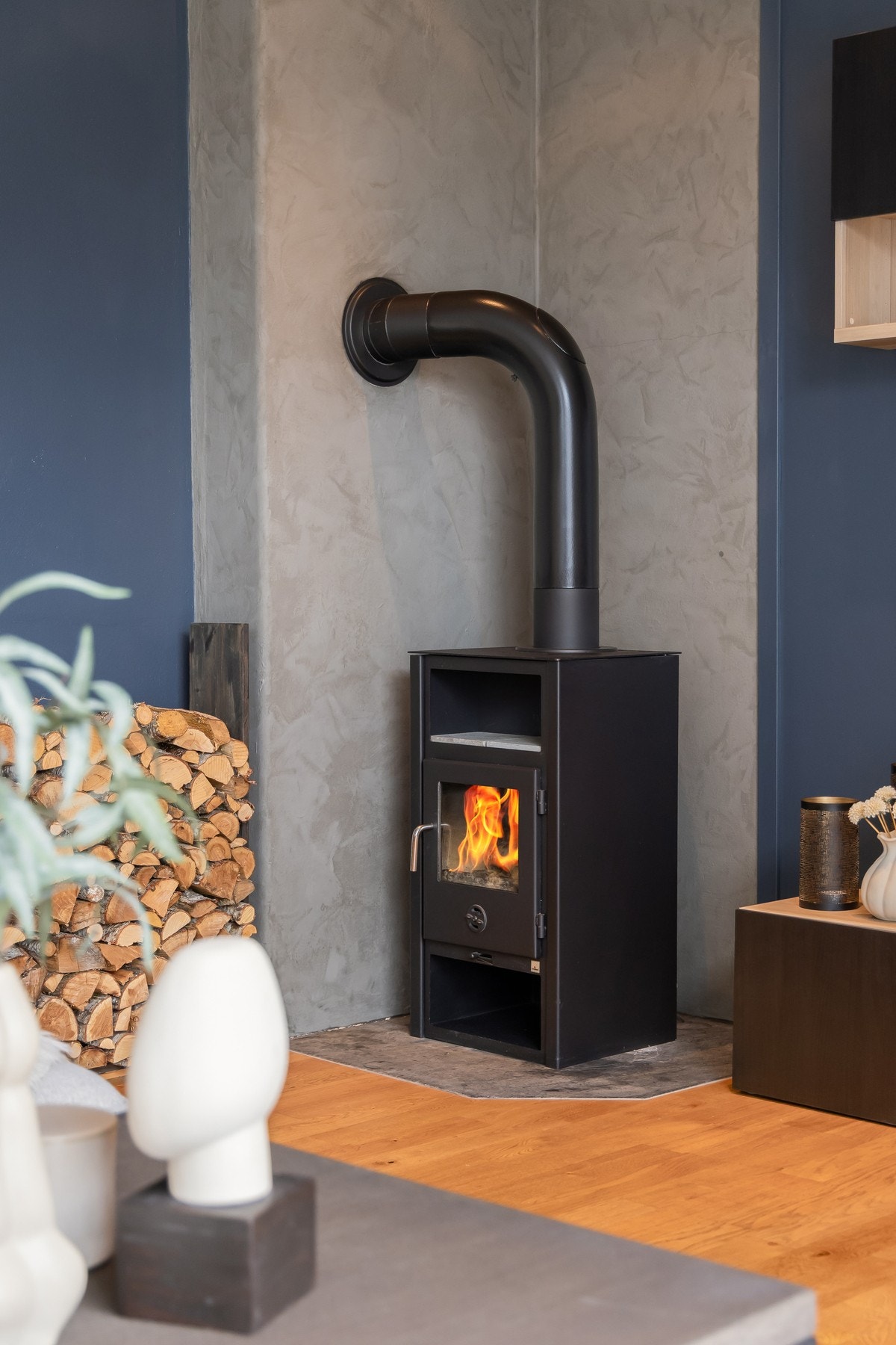 Leiligheten har vedovn på både stue og kjøkken. Galleribilde