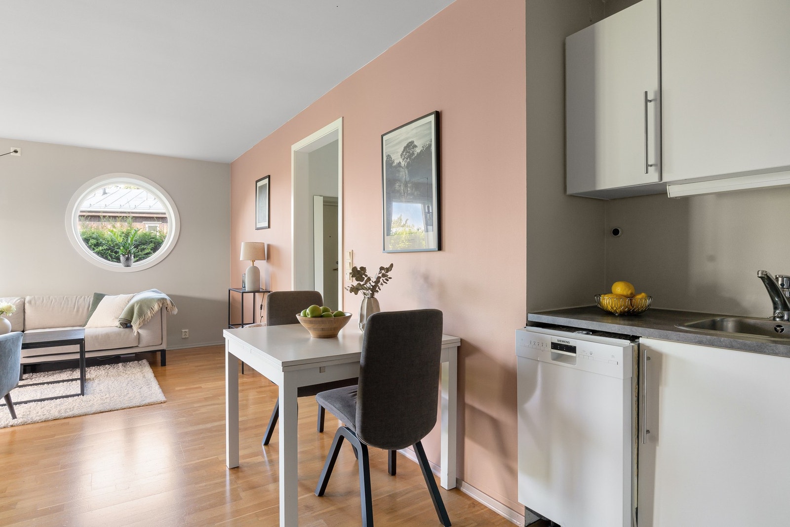 Ventilator med mekanisk avtrekk over platetopp. Galleribilde