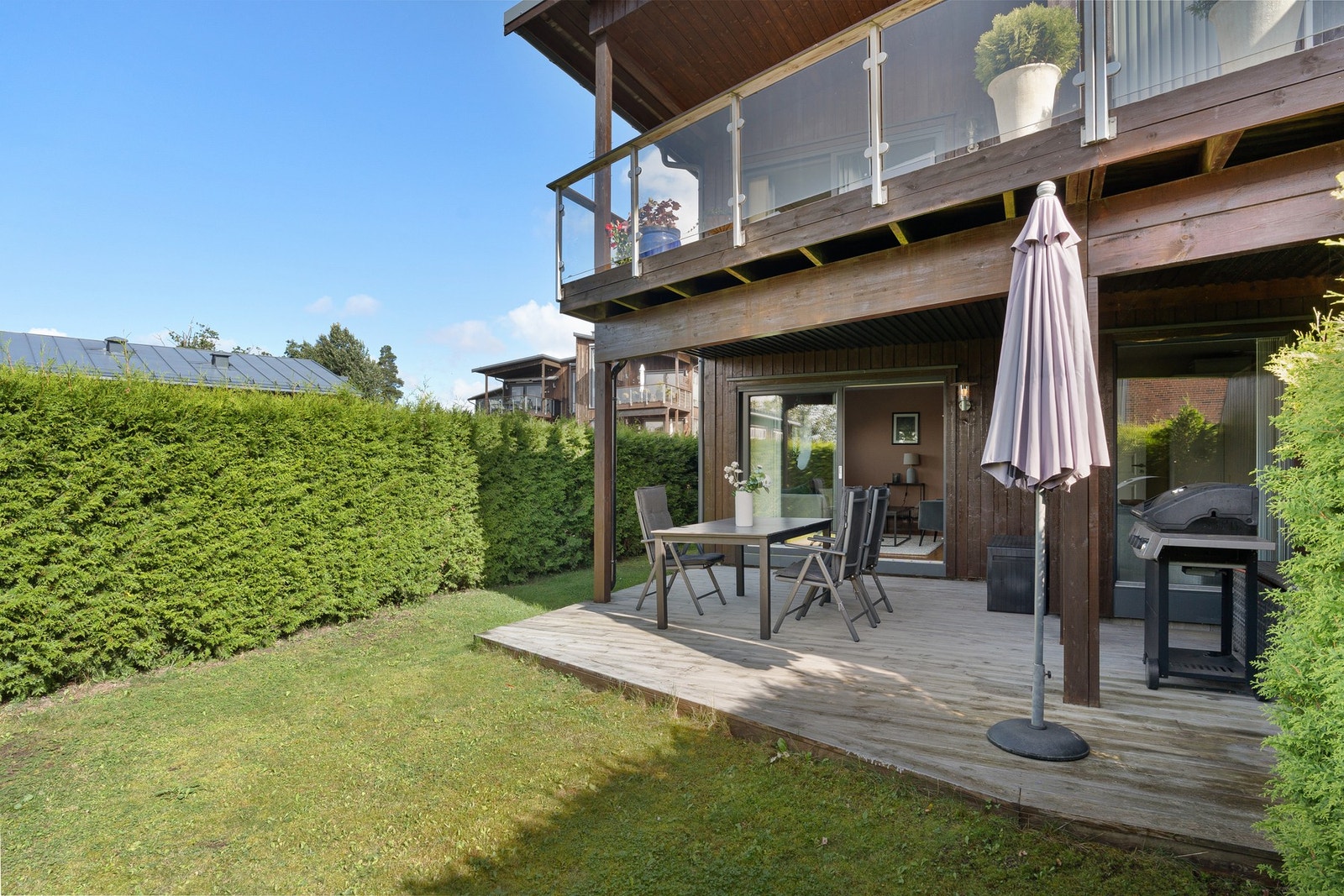 Vestvendt terrasse og hage med gode solforhold. Galleribilde