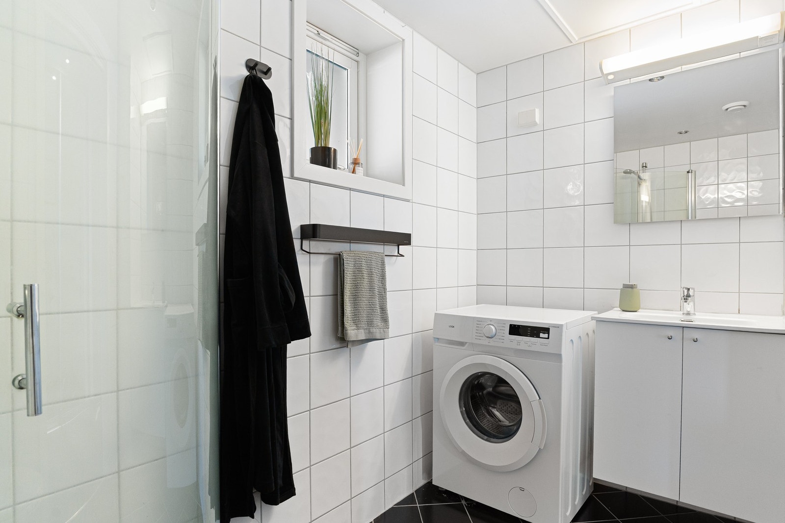 Servantinnredning ble byttet i 2025. Innfelte downlights. Servantinnredning med slette fronter. Servant med ett- greps armatur. Galleribilde