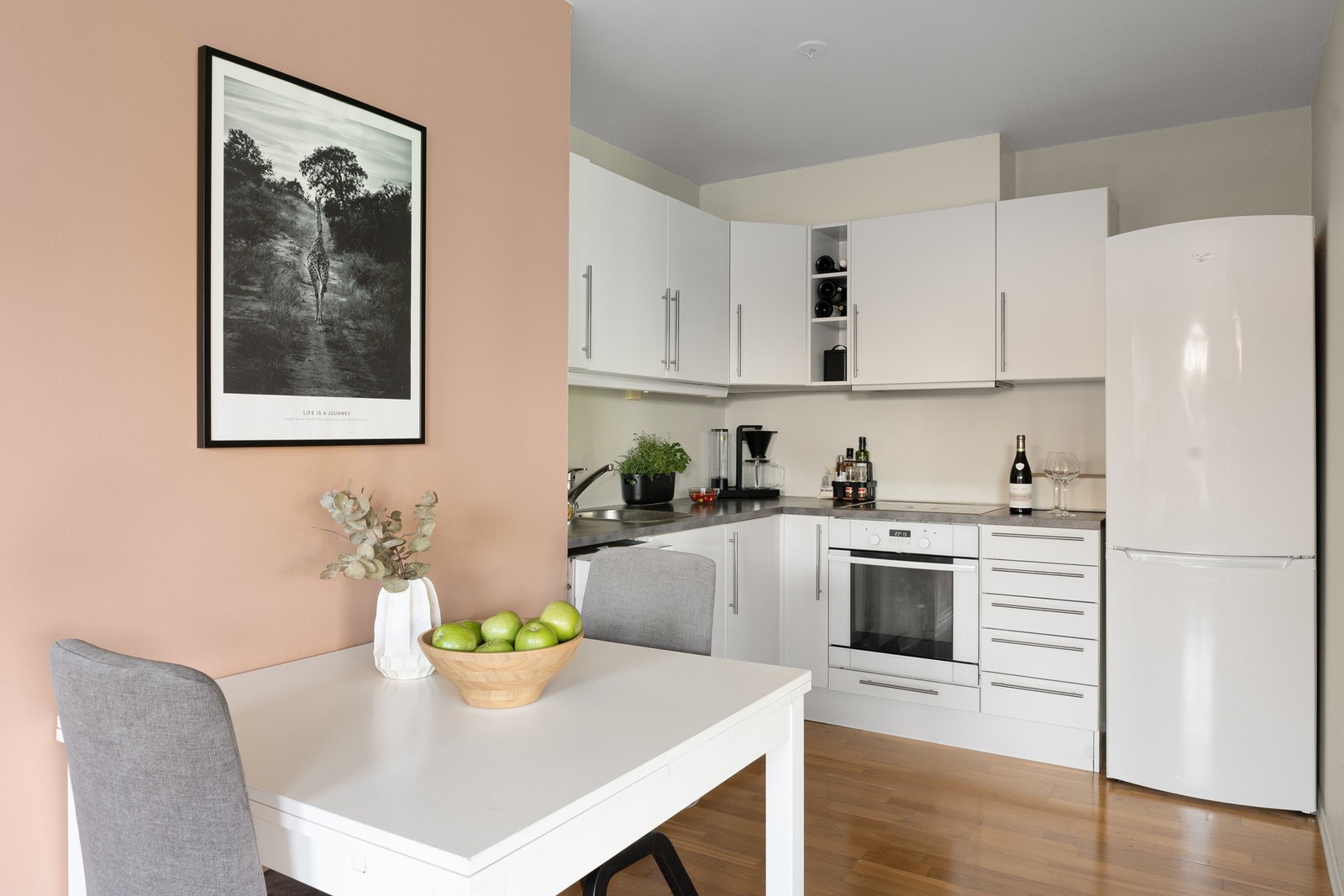 Kjøkkeninnredning med slette fronter. Benkeplate av laminat. Nedsenket oppvaskkum av rustfritt stål. Galleribilde