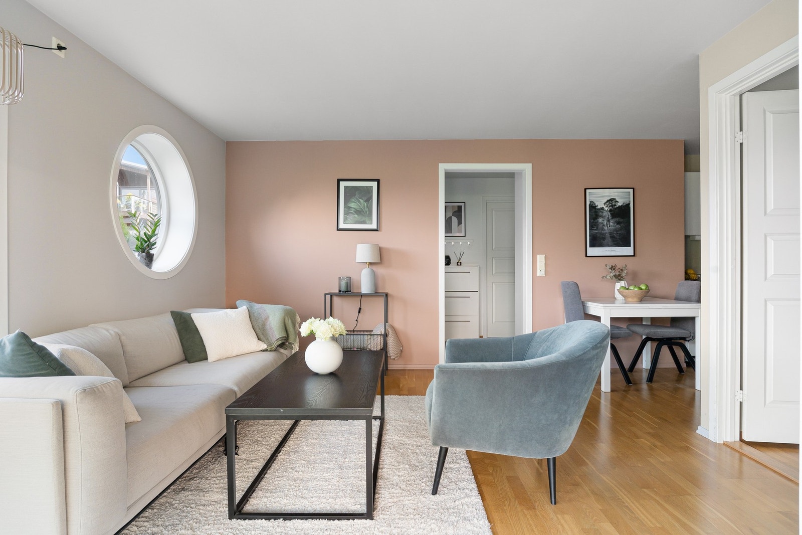 Utgang fra stue til overbygd terrasse og hage. Galleribilde