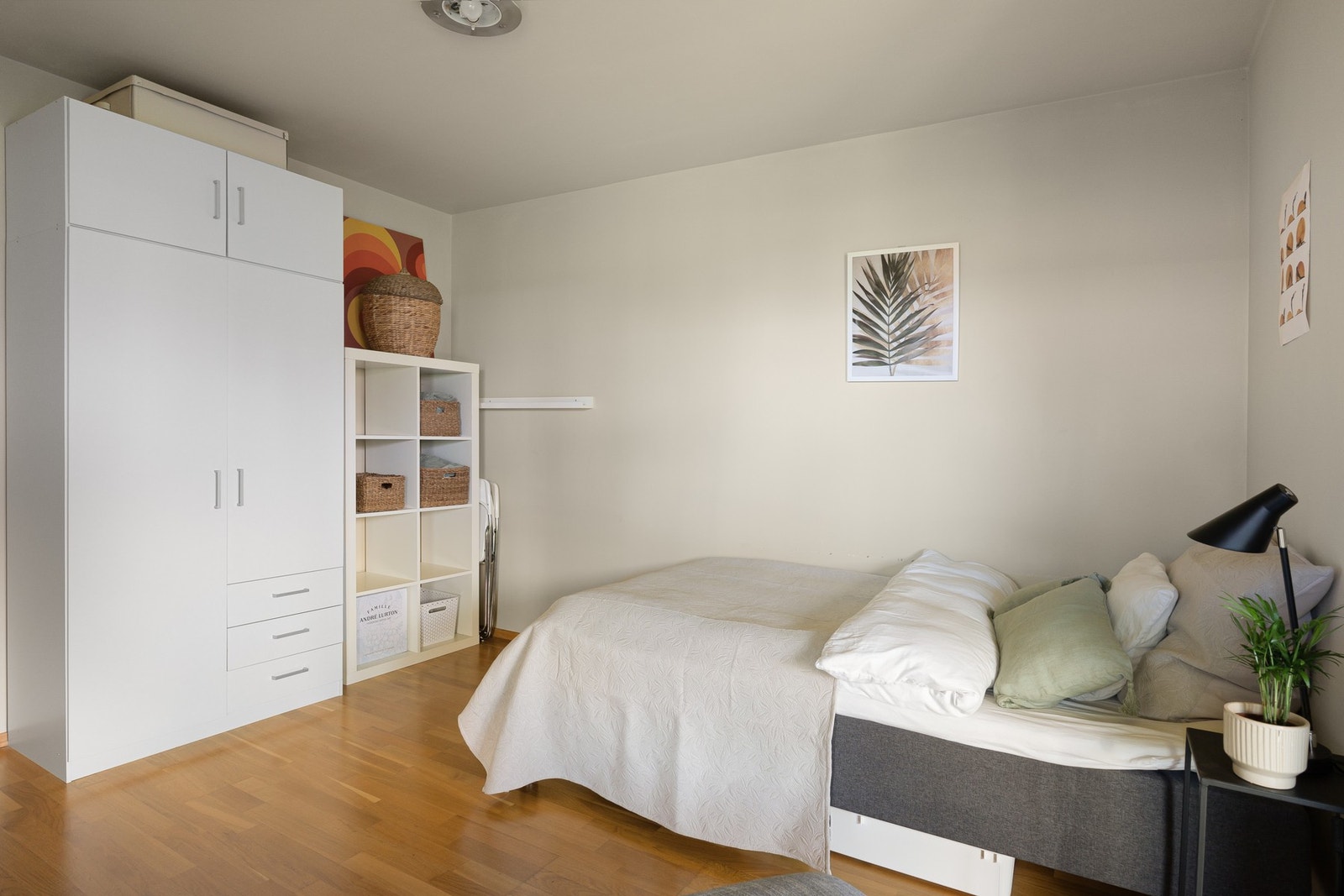 Store vindusflater og plass til klesoppbevaring i skap. Galleribilde