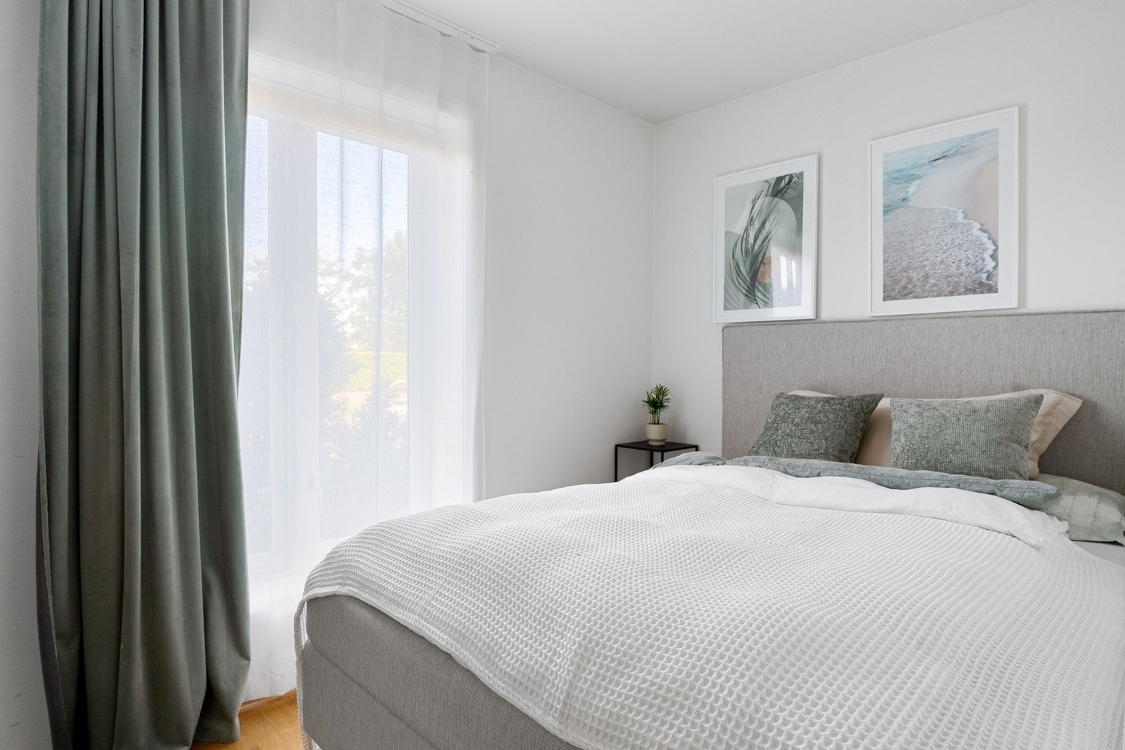 Leiligheten har 2 soverom. God plass til seng og nattbord. Galleribilde