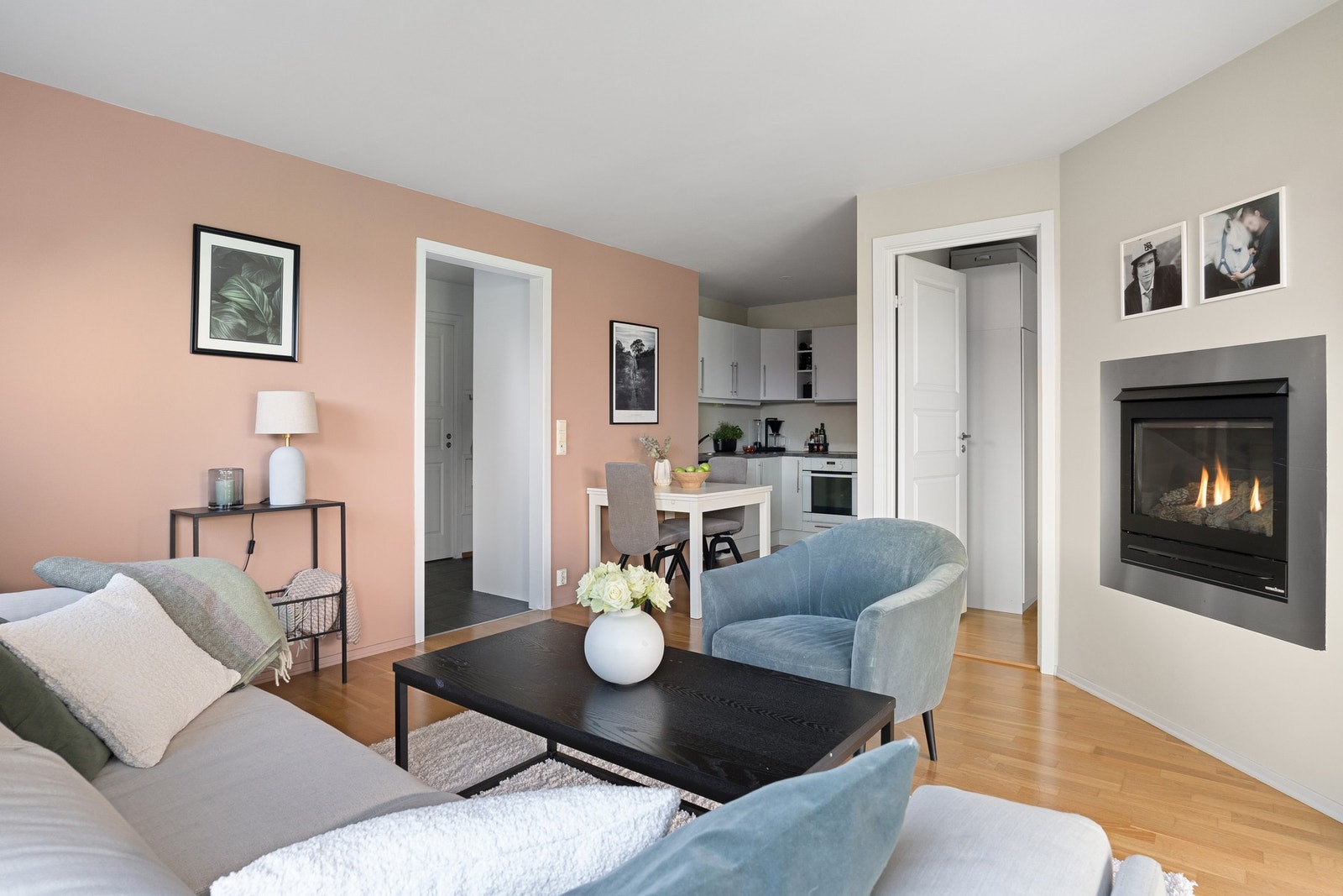 God plass til sofa og tilhørende møblement foran peis. Galleribilde