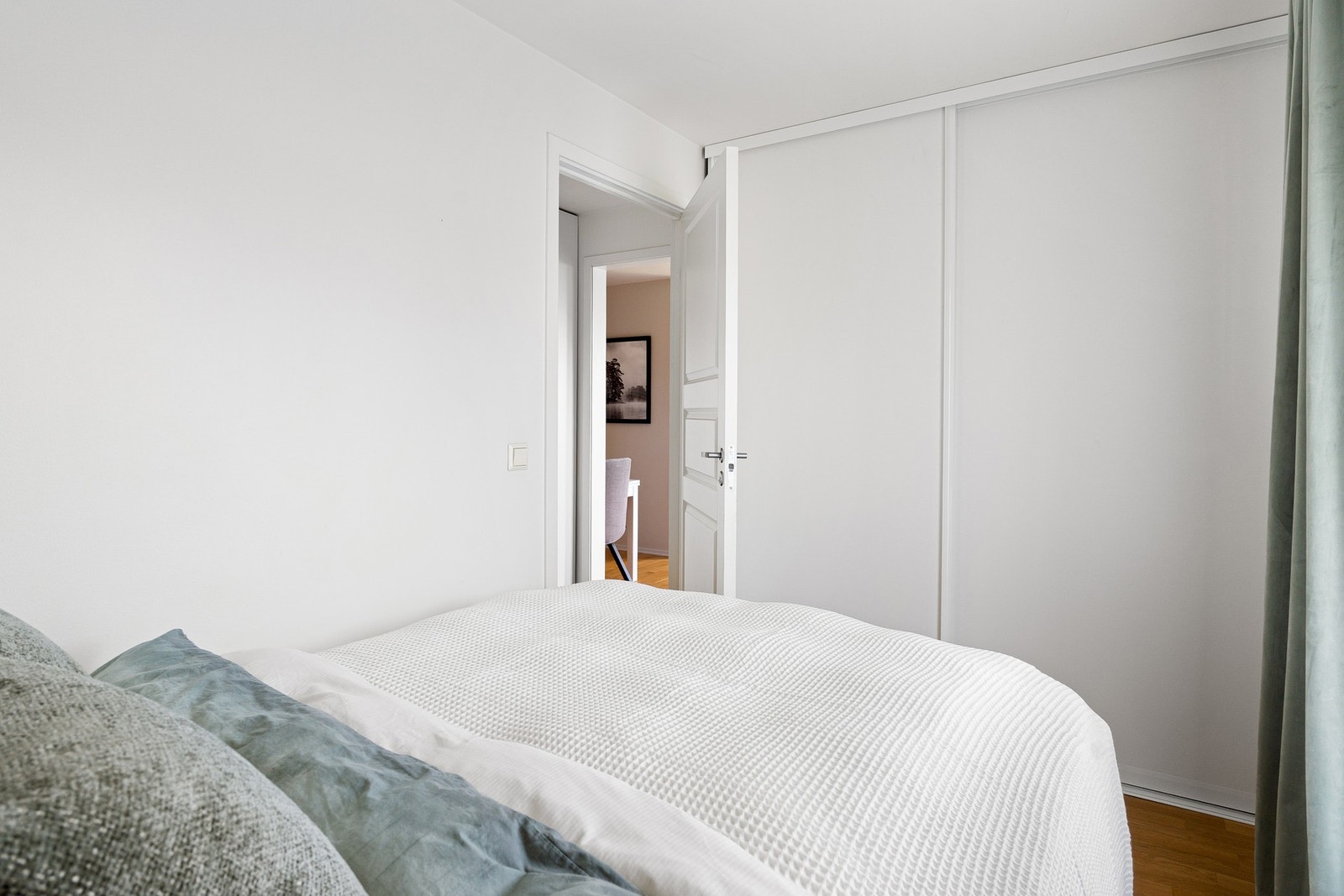 Skyvedørsgarderobe med god skapplass. Galleribilde