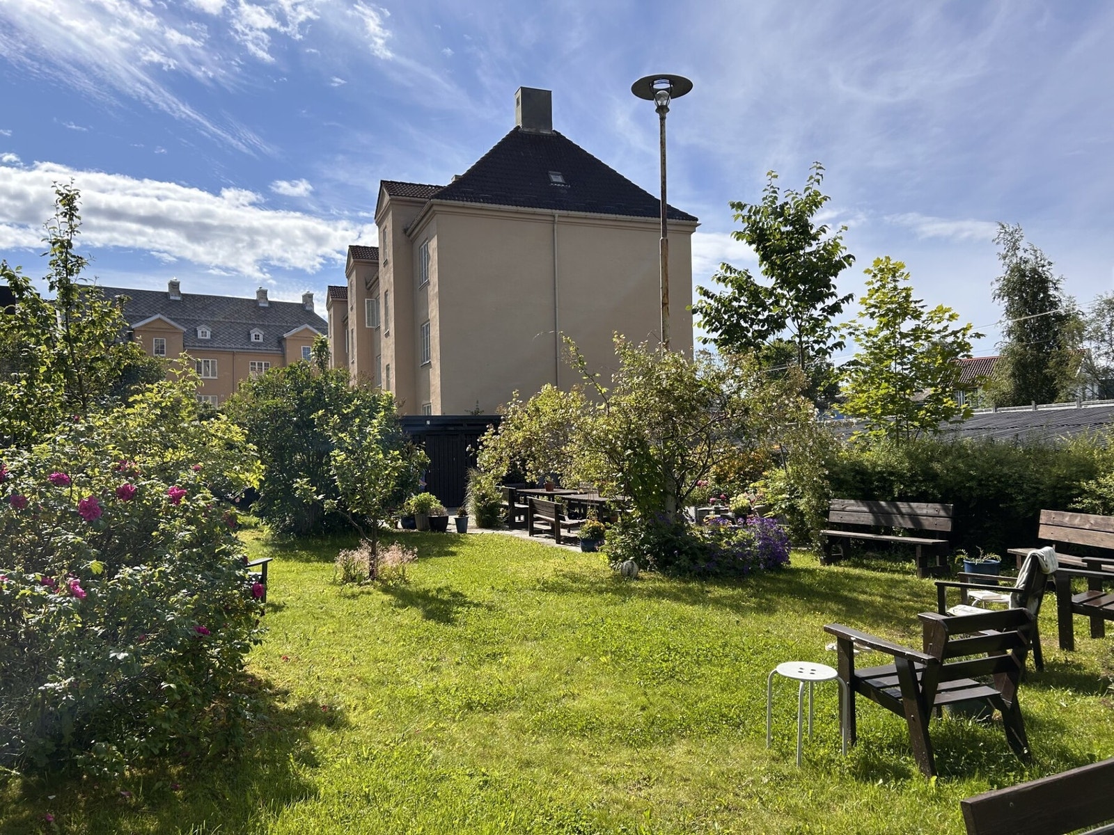 Hyggelig uteplass som er felles for beboerne Galleribilde