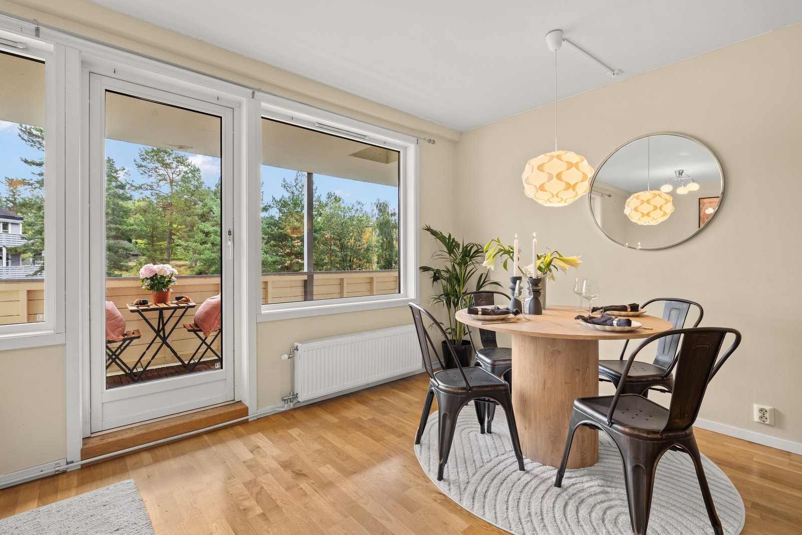 De store vindusflatene gir sammen med det tidsriktige fargevalget mye naturlig lys og en god romfølelse. Galleribilde