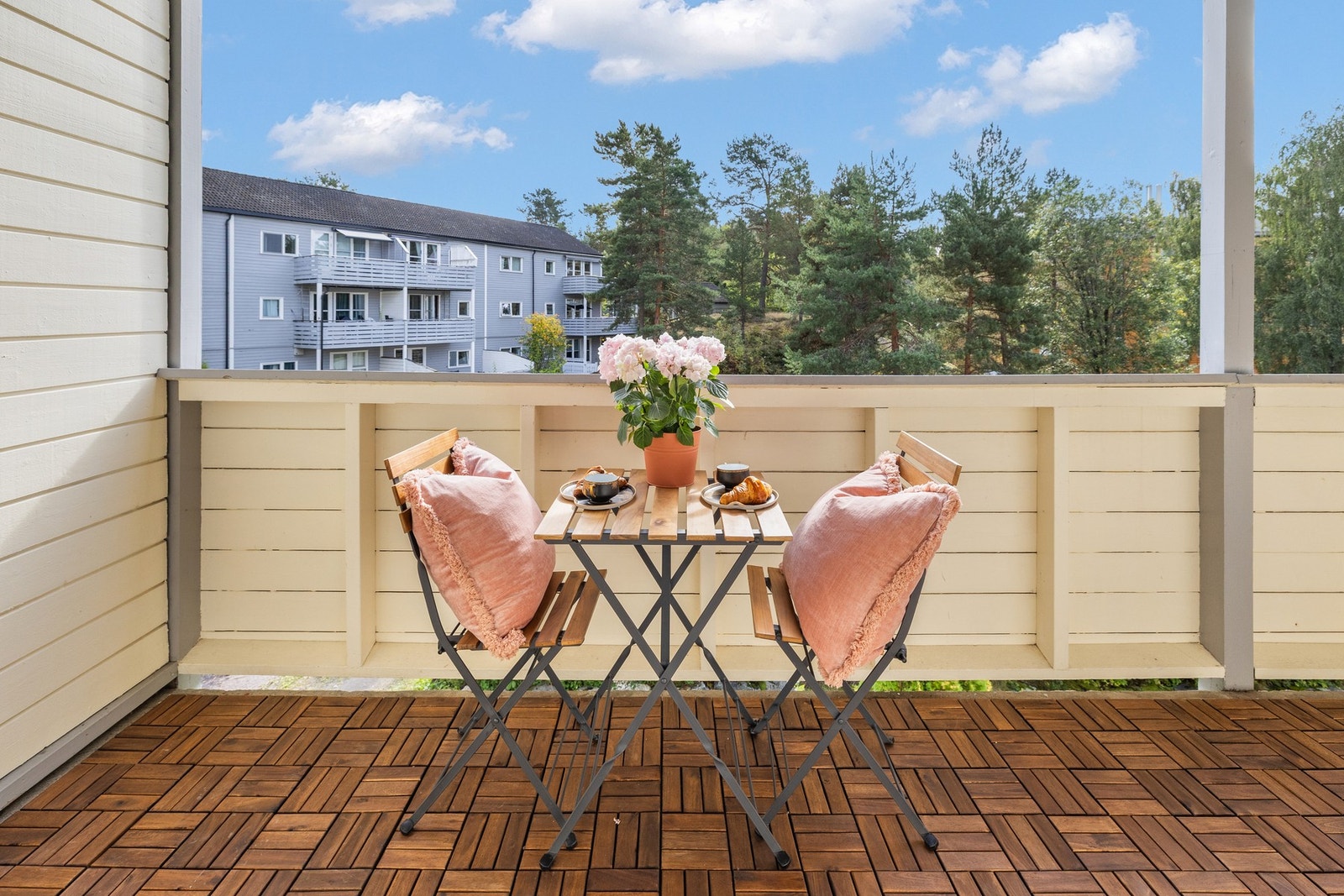 Balkongen vender ut mot grønne og fredelige omgivelser. Galleribilde