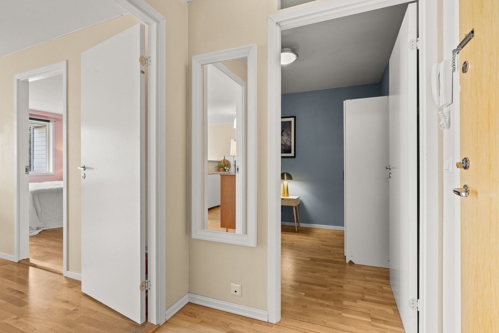 Entré som gir et godt førsteinntrykk av boligen. Galleribilde