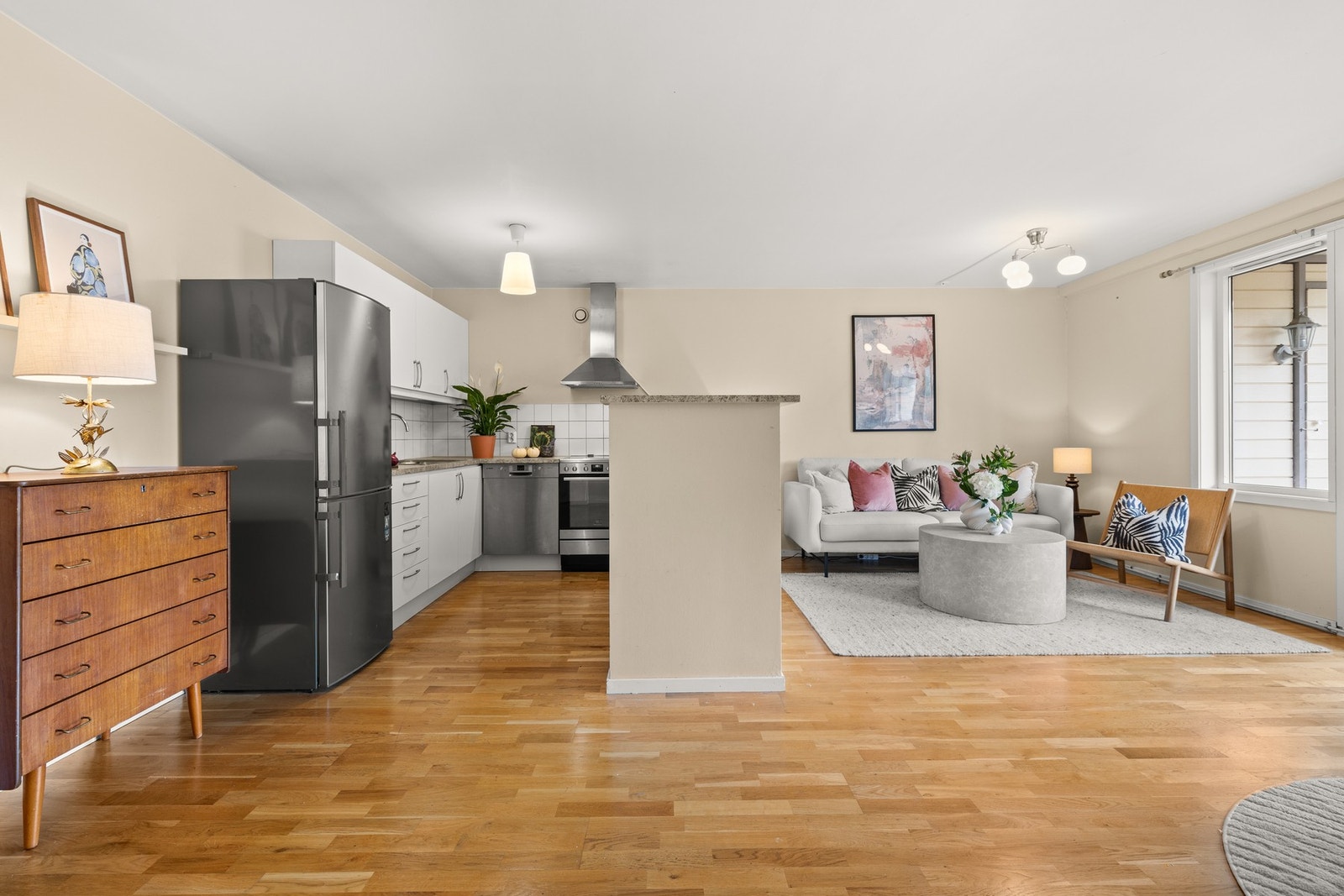 Sosialt kjøkken i en åpen løsning. Galleribilde